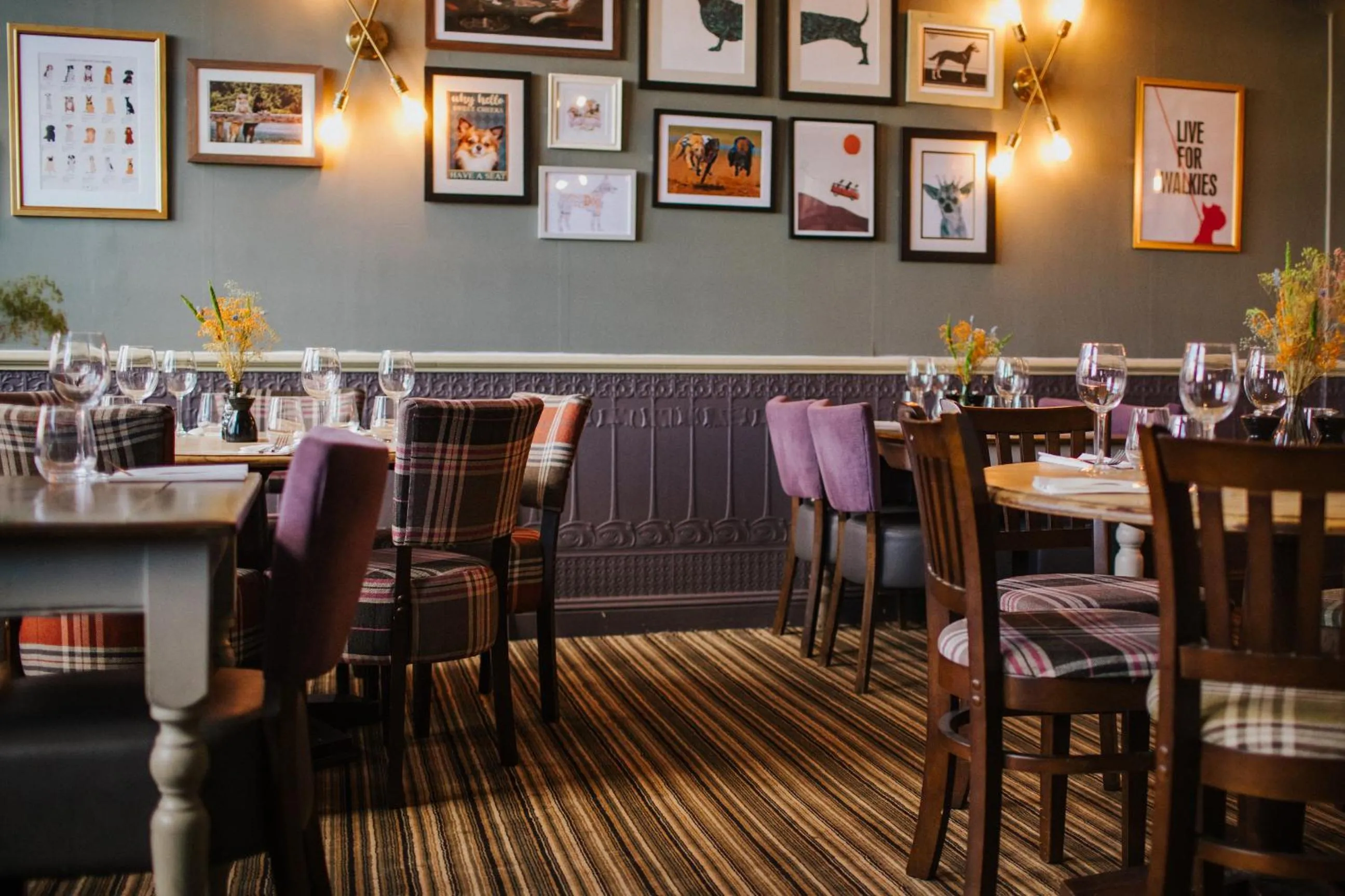 Restaurant/places to eat in The Devil's Punchbowl Hotel