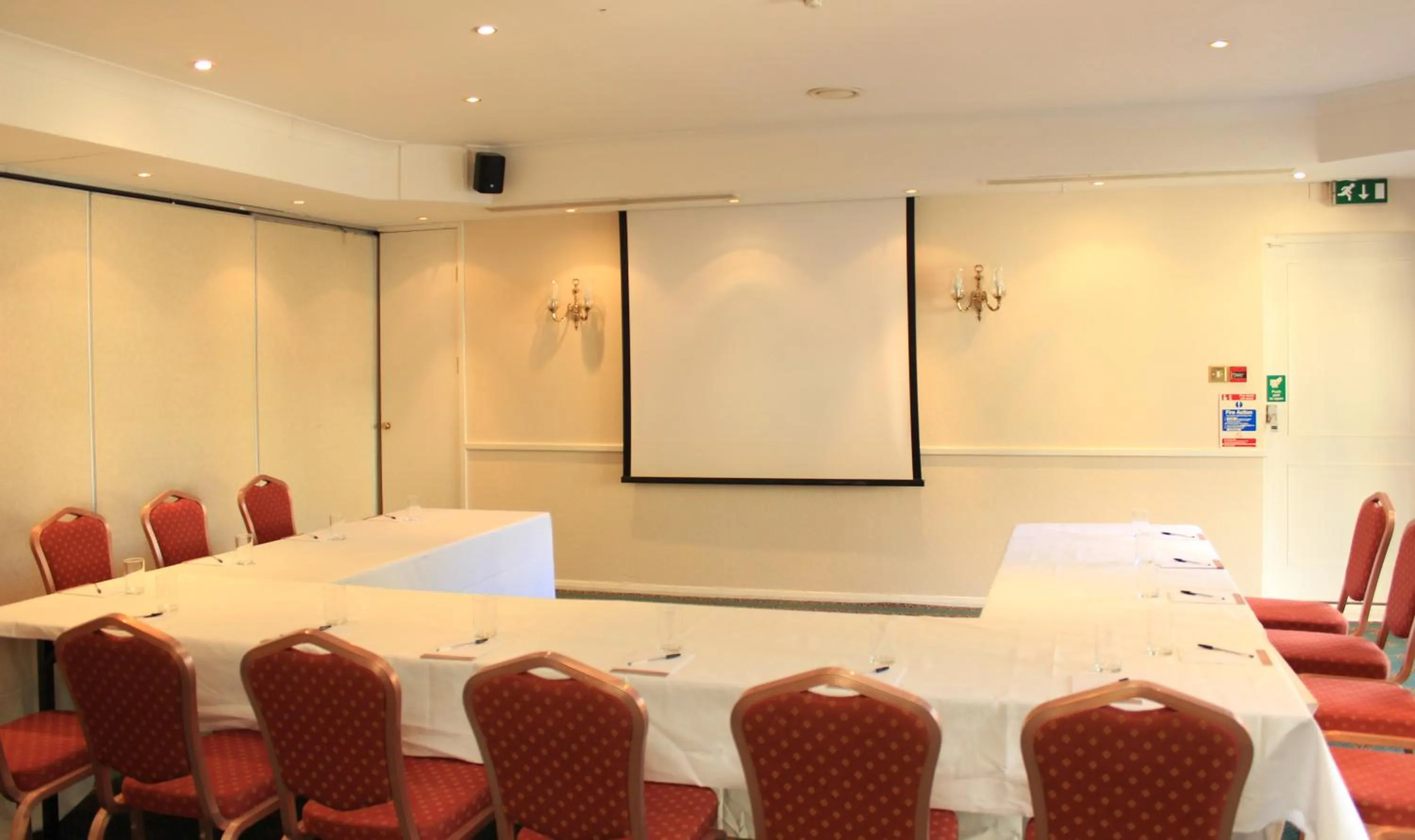 Business facilities in The Devil's Punchbowl Hotel