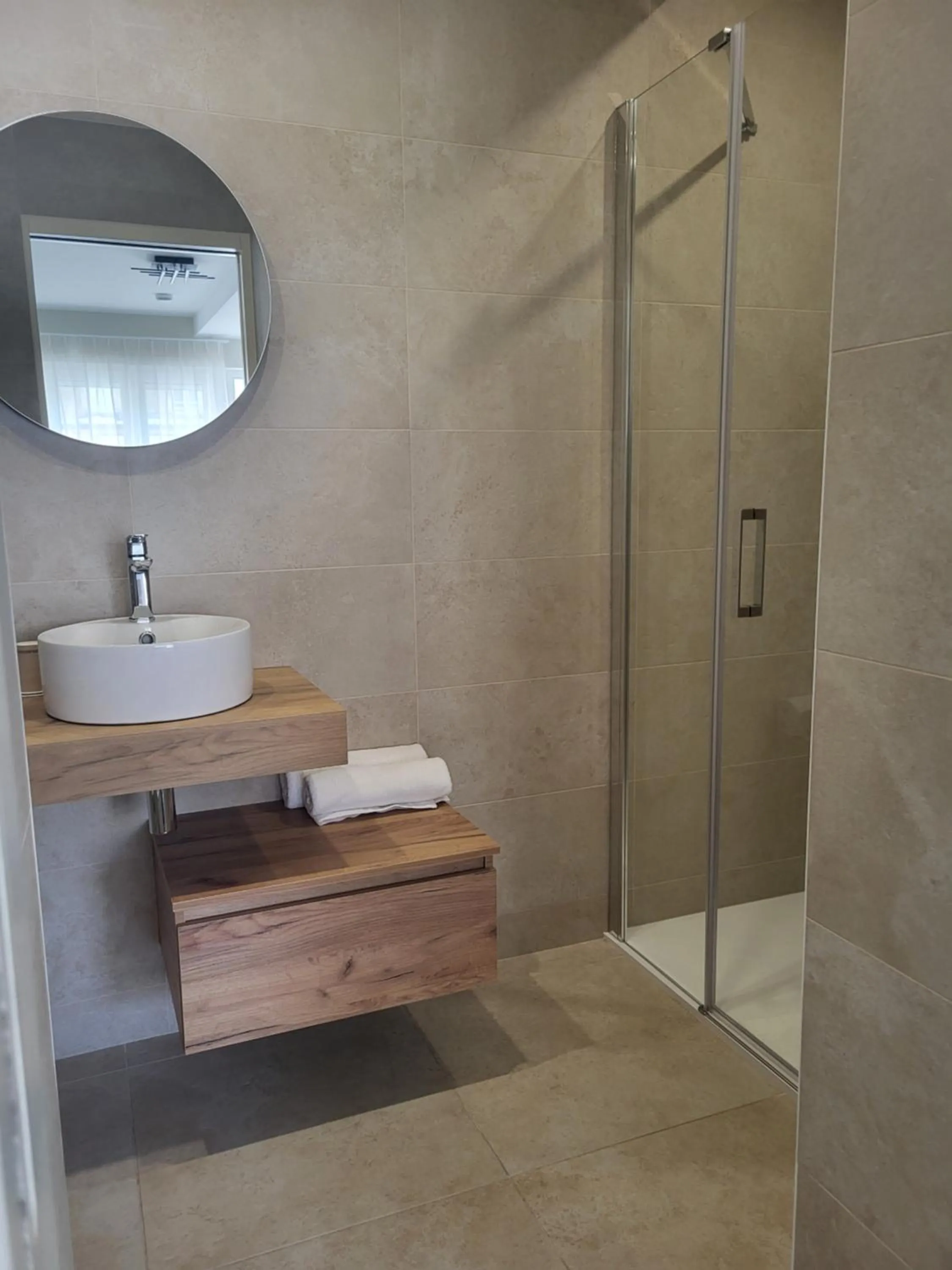 Shower in Logis Hôtel Restaurant de France