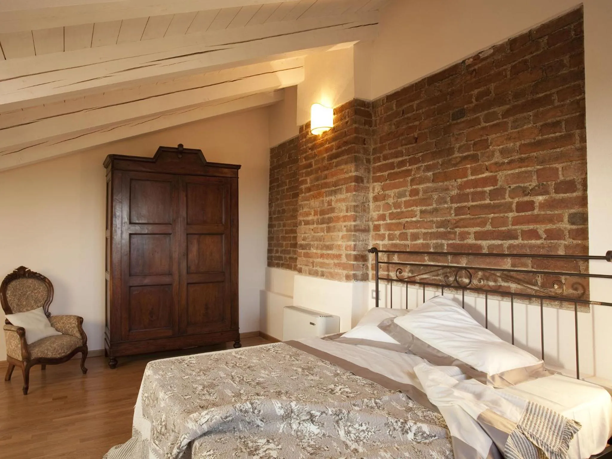 Photo of the whole room, Bed in Relais Palazzo Paleologi Sec.XIV
