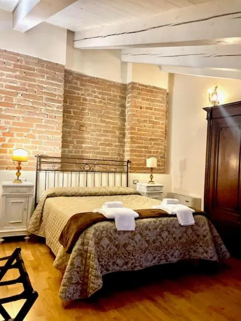 Photo of the whole room, Bed in Relais Palazzo Paleologi Sec.XIV