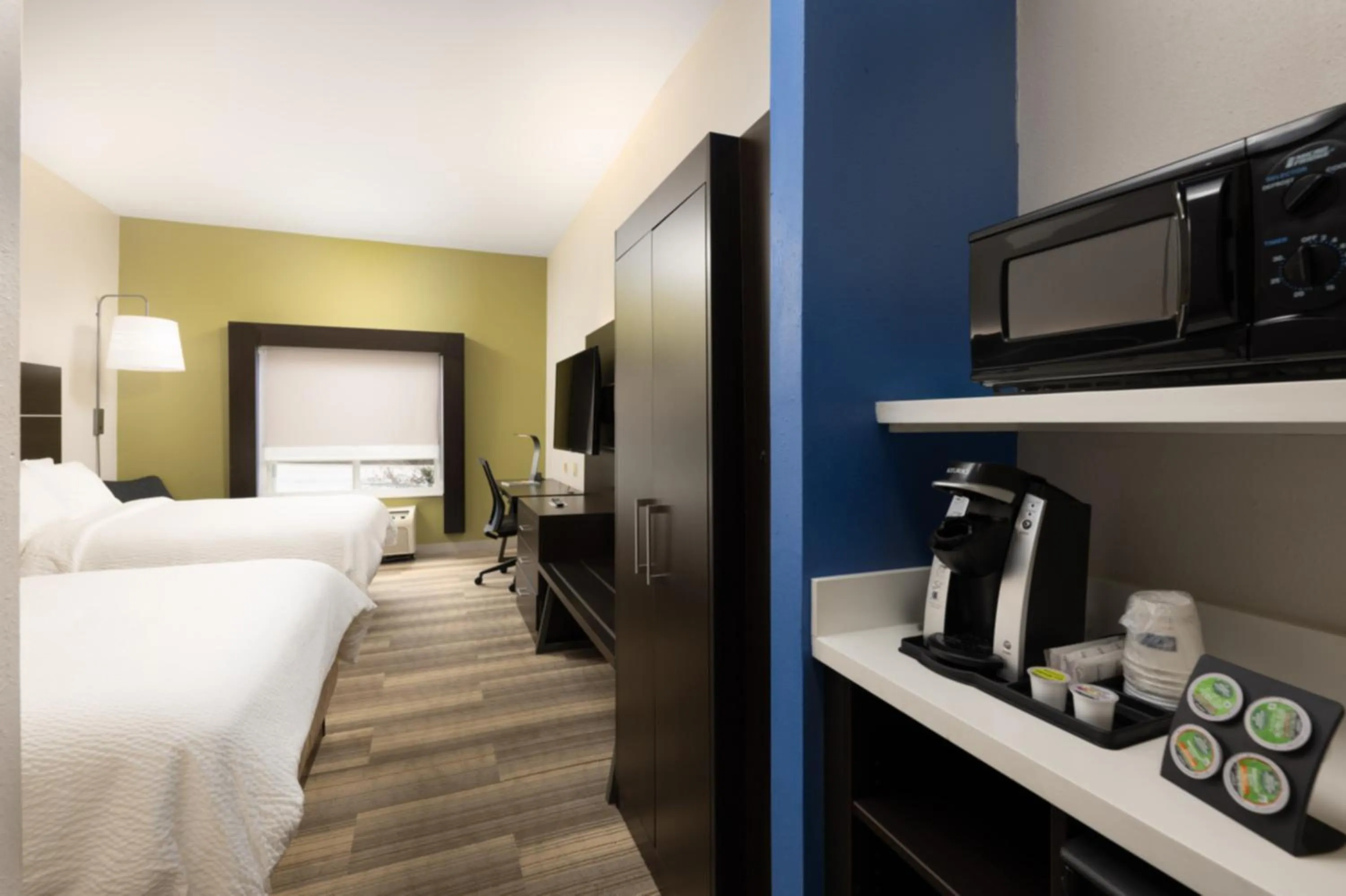 Kitchen or kitchenette, Bed in Holiday Inn Express & Suites Chattanooga-Hixson by IHG