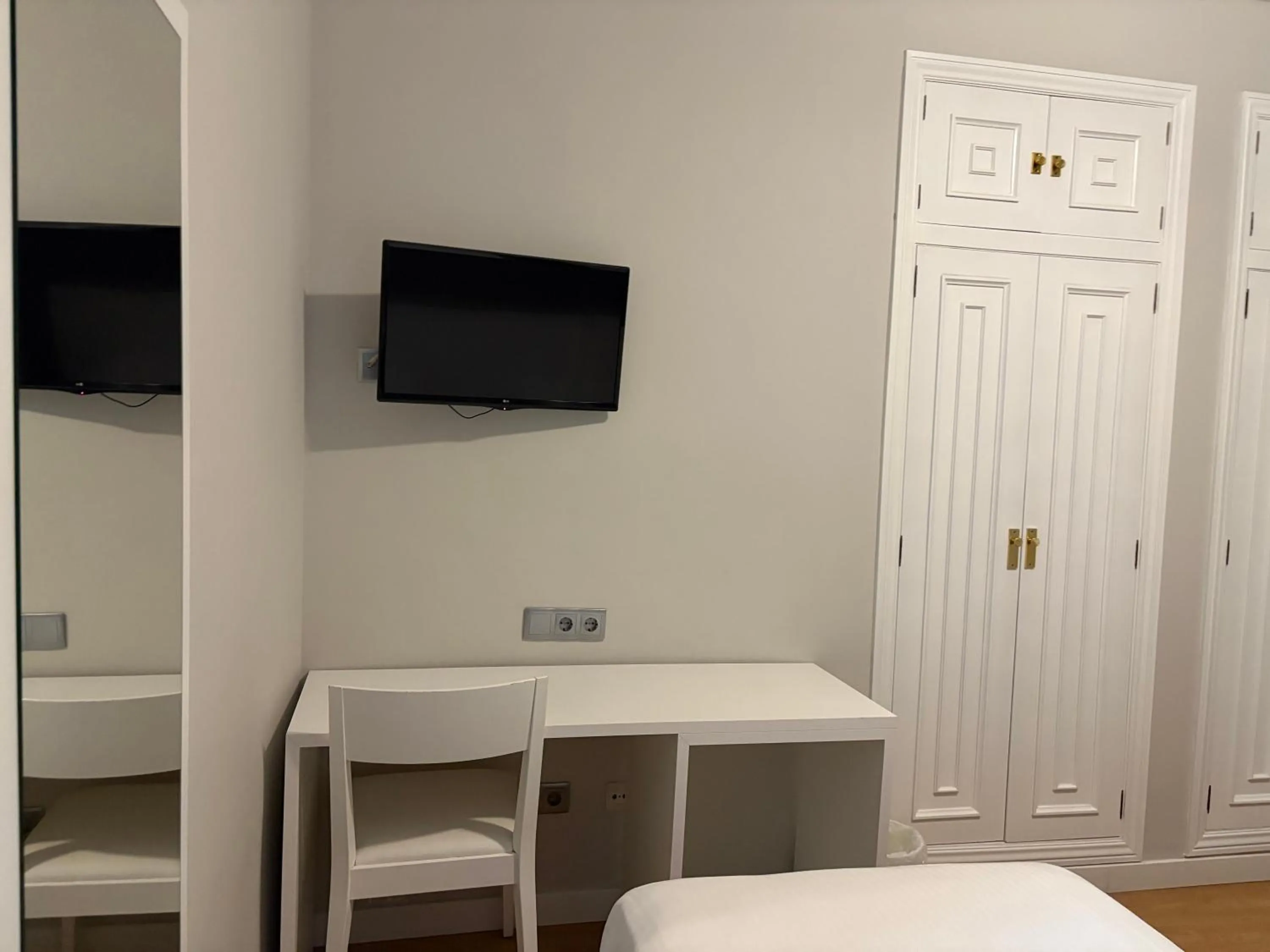 TV and multimedia, Bed in Hotel Amefa