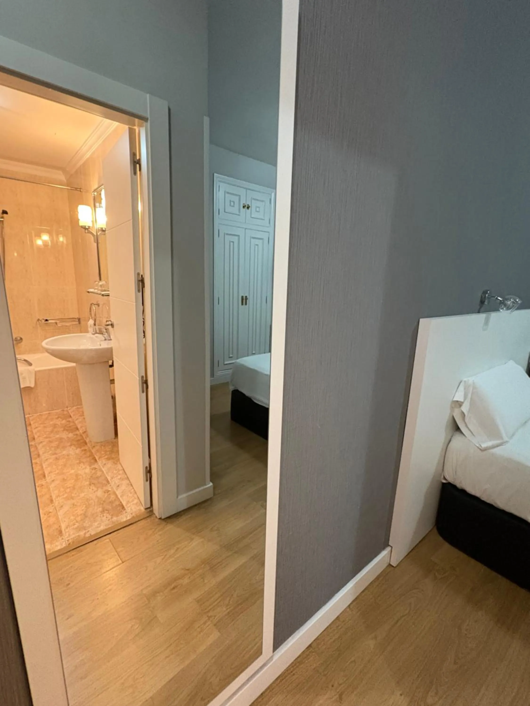 Shower, Bed in Hotel Amefa