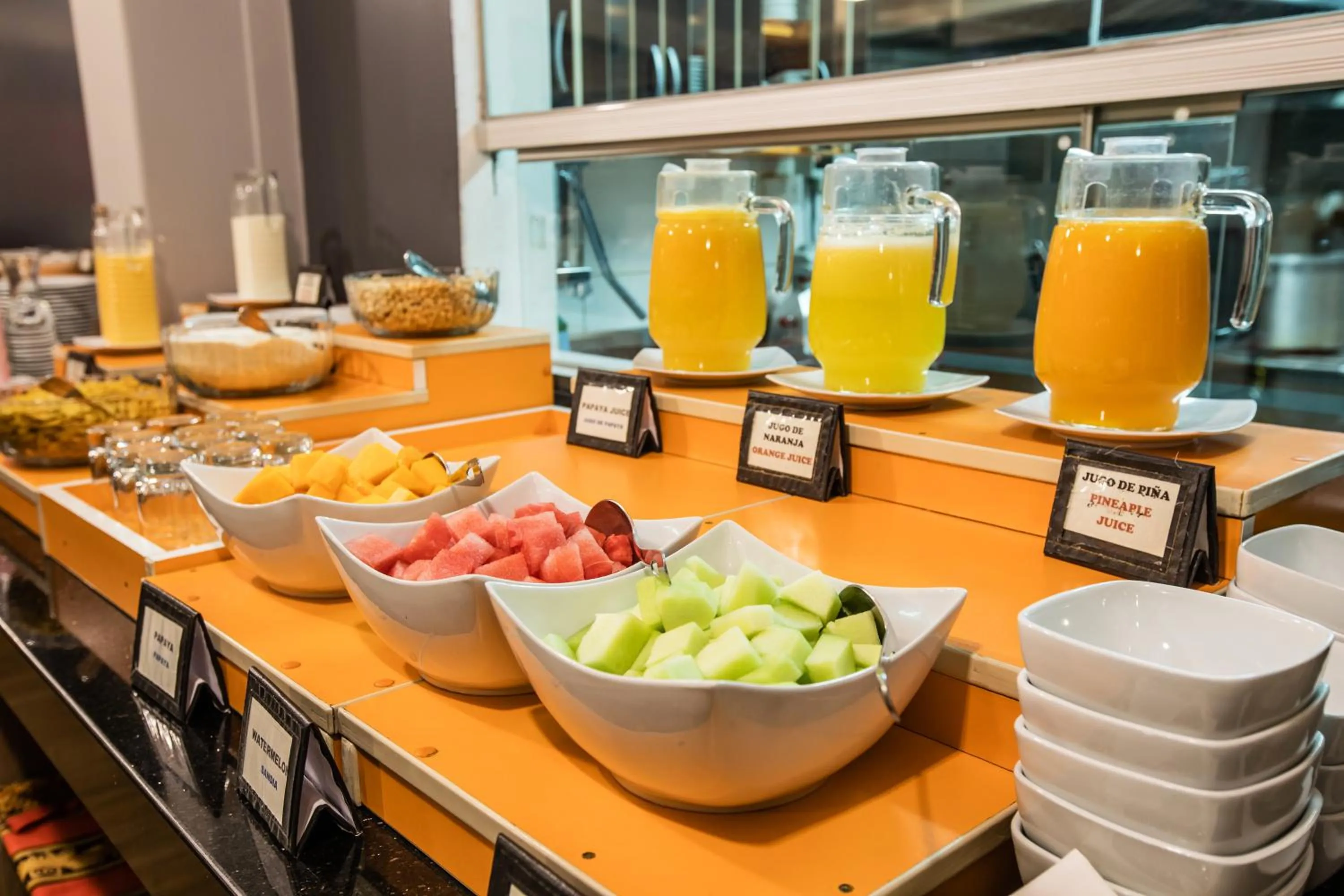 Buffet breakfast in Xima Exclusive Puno