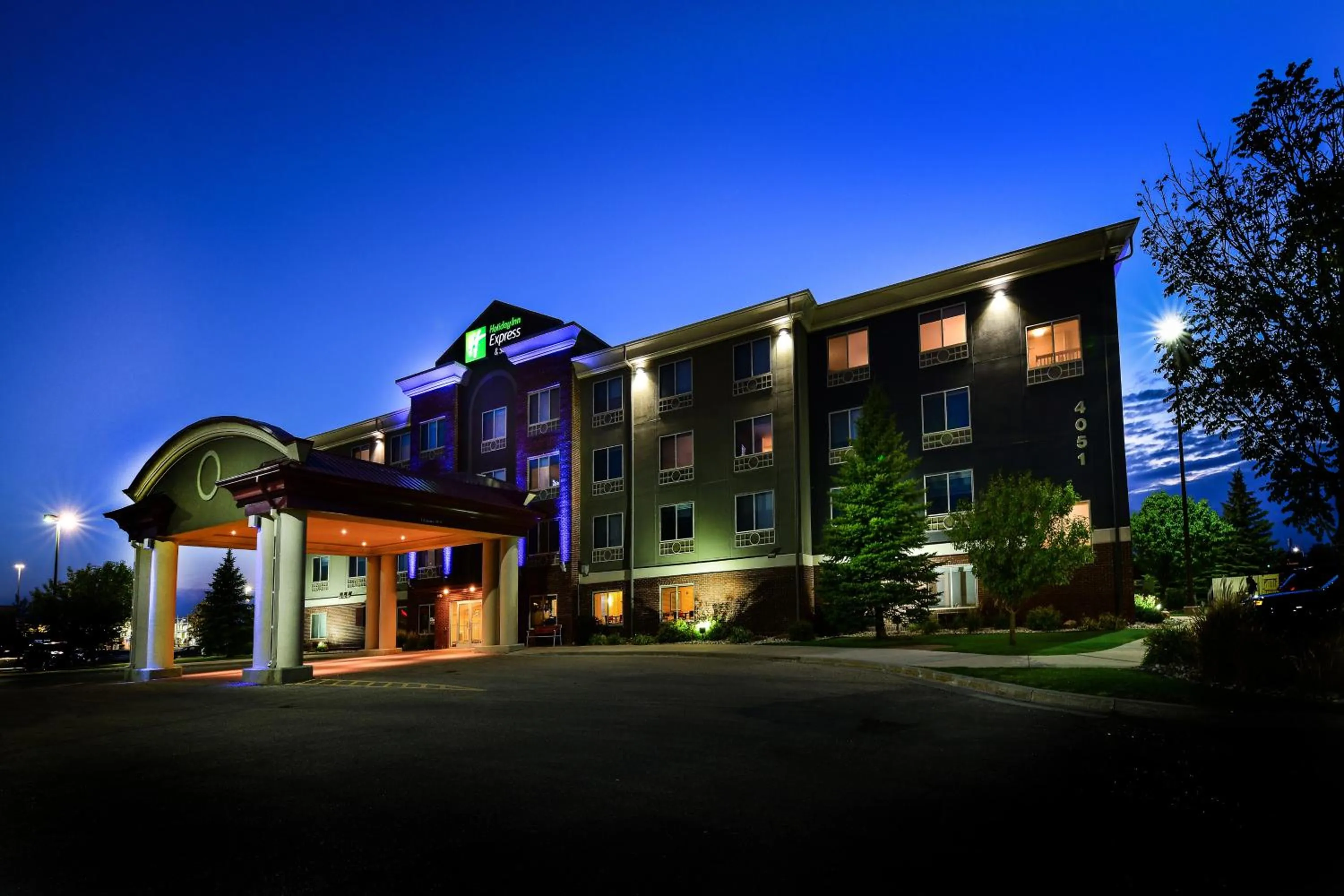 Property building in Holiday Inn Express Hotel & Suites Grand Forks by IHG
