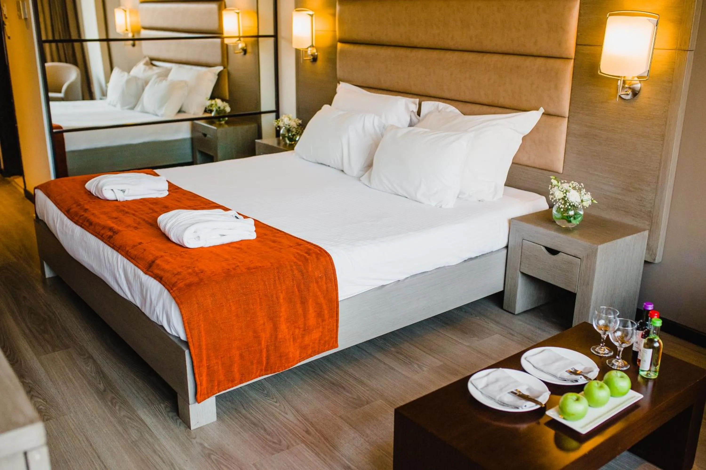 Photo of the whole room, Bed in Napa Plaza Hotel (Adults Only)