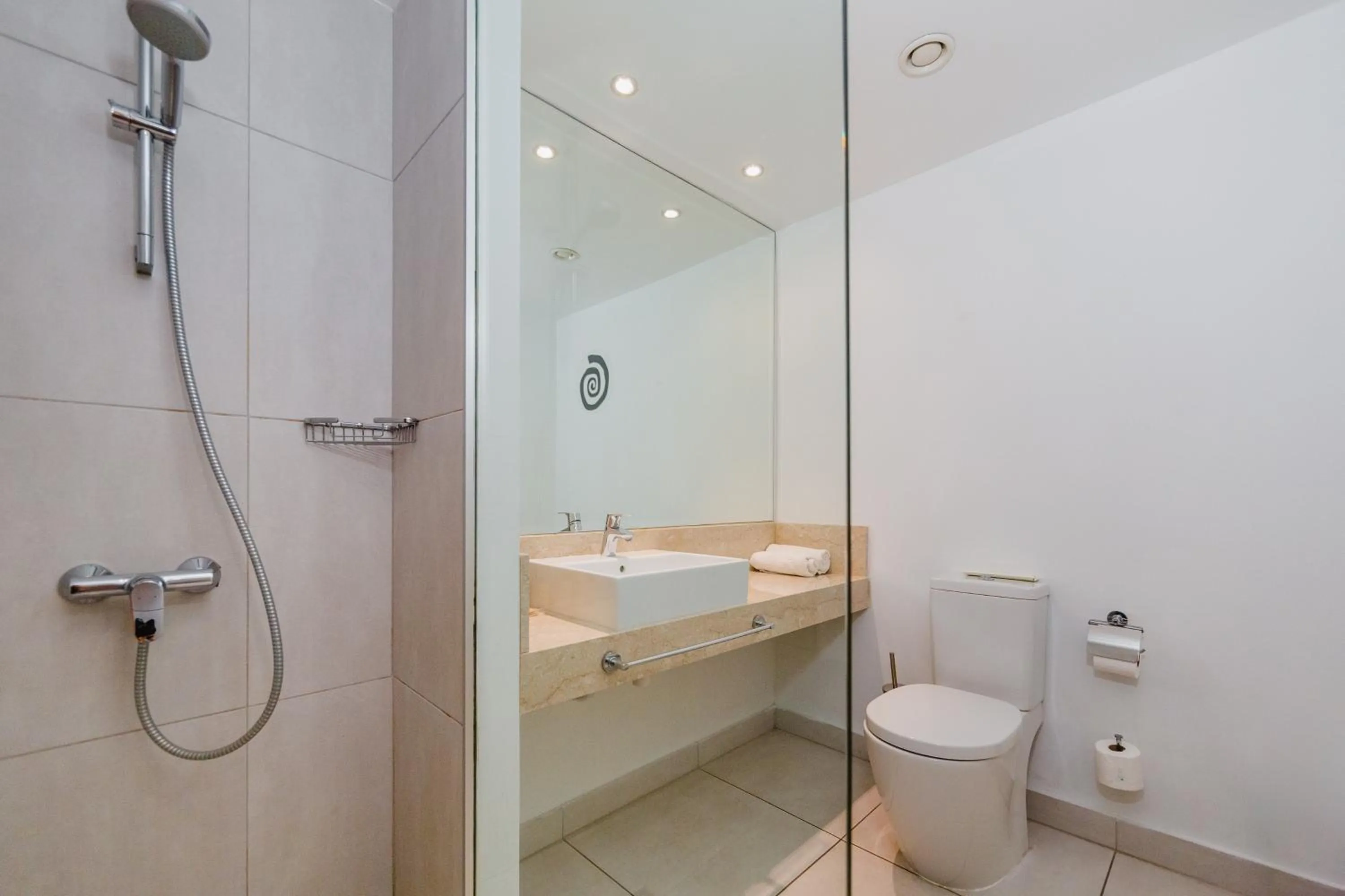 Shower in Napa Plaza Hotel (Adults Only)