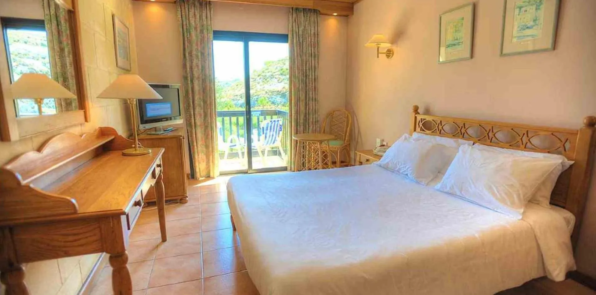 Photo of the whole room, Bed in St. Patrick's Hotel