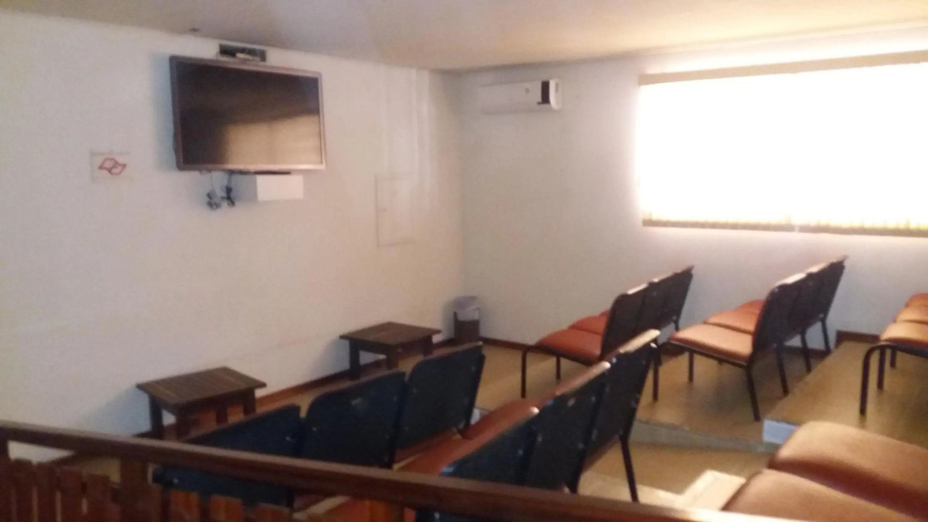 Communal lounge/ TV room in Apartamento Hotel Cavalinho Branco