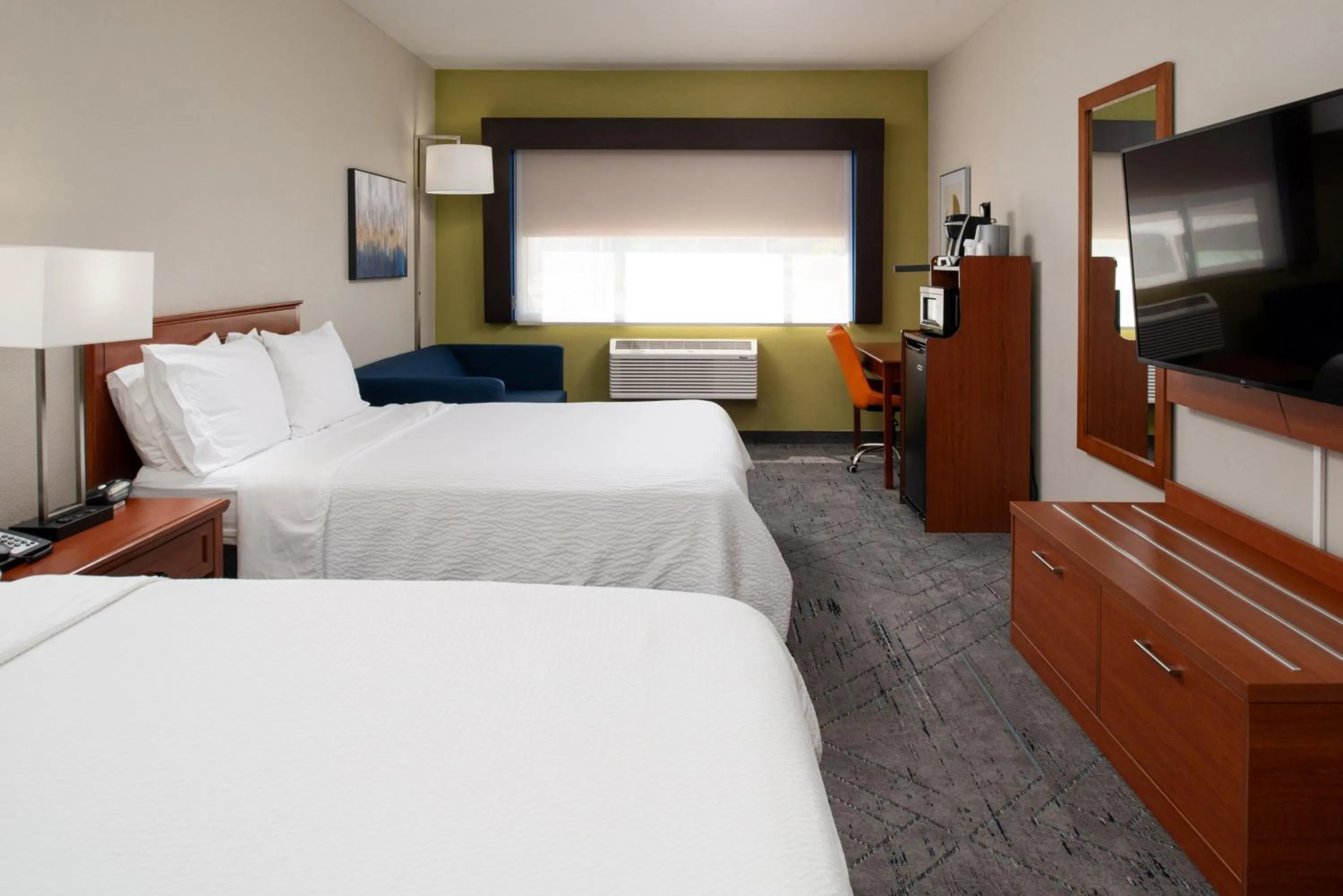 Photo of the whole room, Bed in Holiday Inn Express & Suites Farmington Bloomfield by IHG