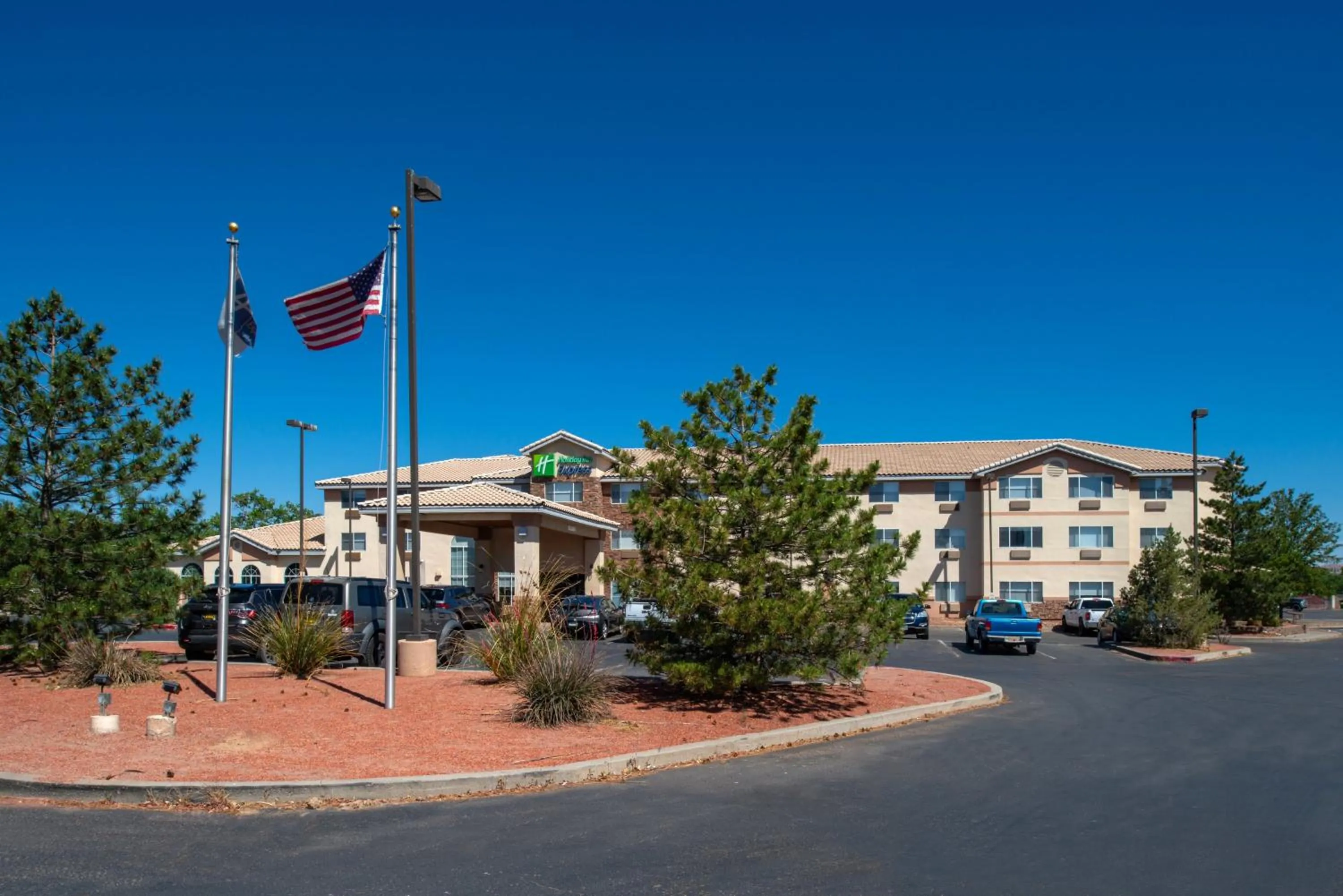 Property building in Holiday Inn Express & Suites Farmington Bloomfield by IHG
