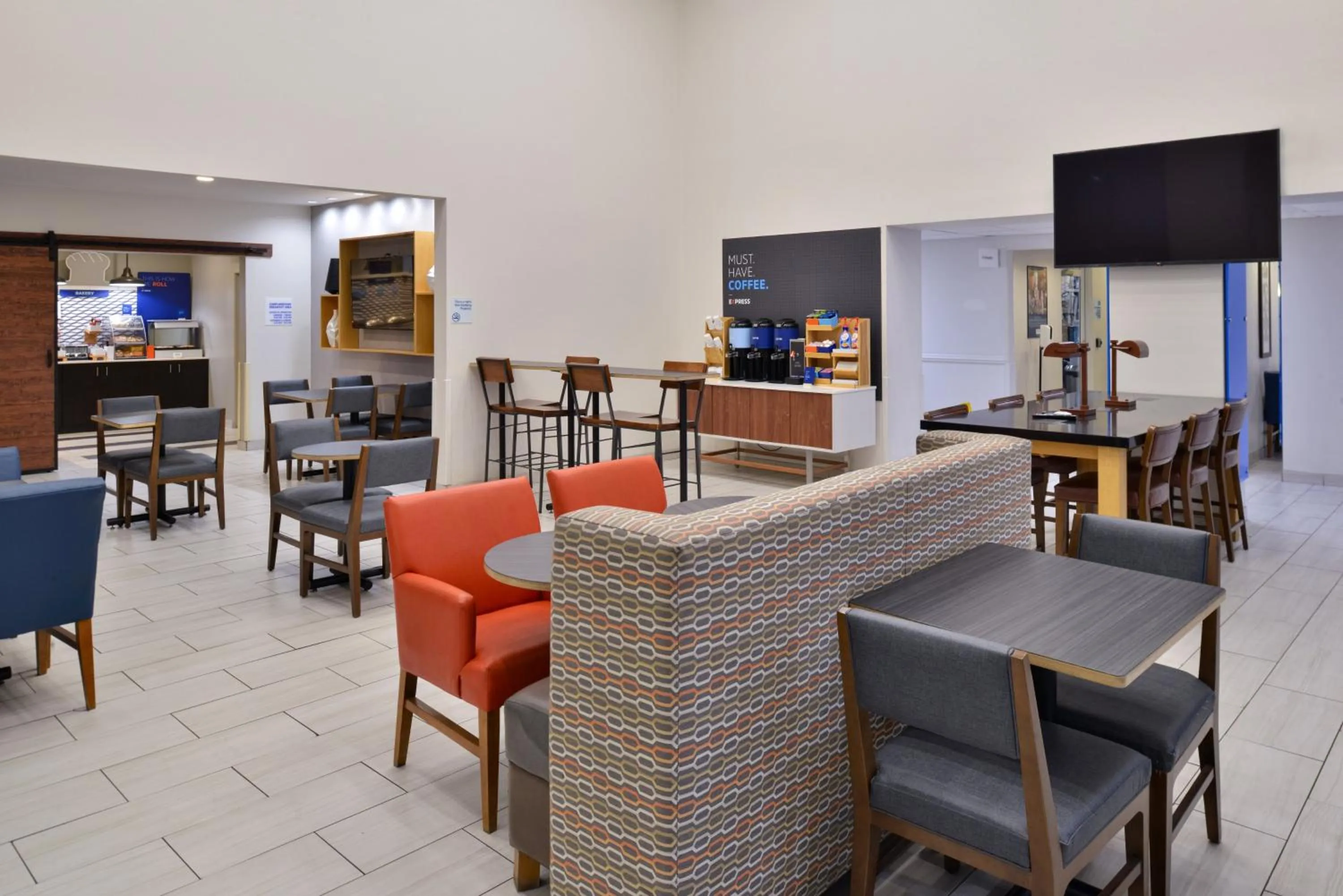 Breakfast in Holiday Inn Express & Suites Farmington Bloomfield by IHG