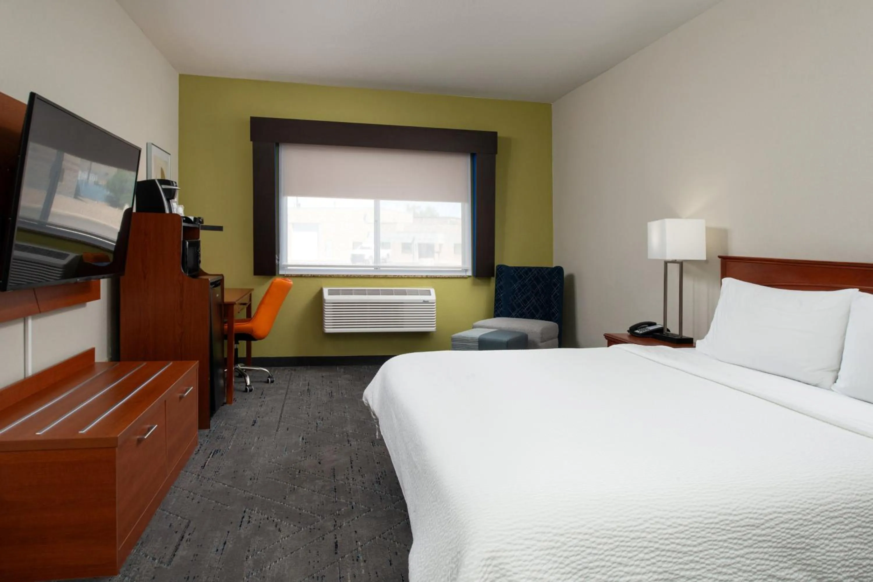 Photo of the whole room, Bed in Holiday Inn Express & Suites Farmington Bloomfield by IHG