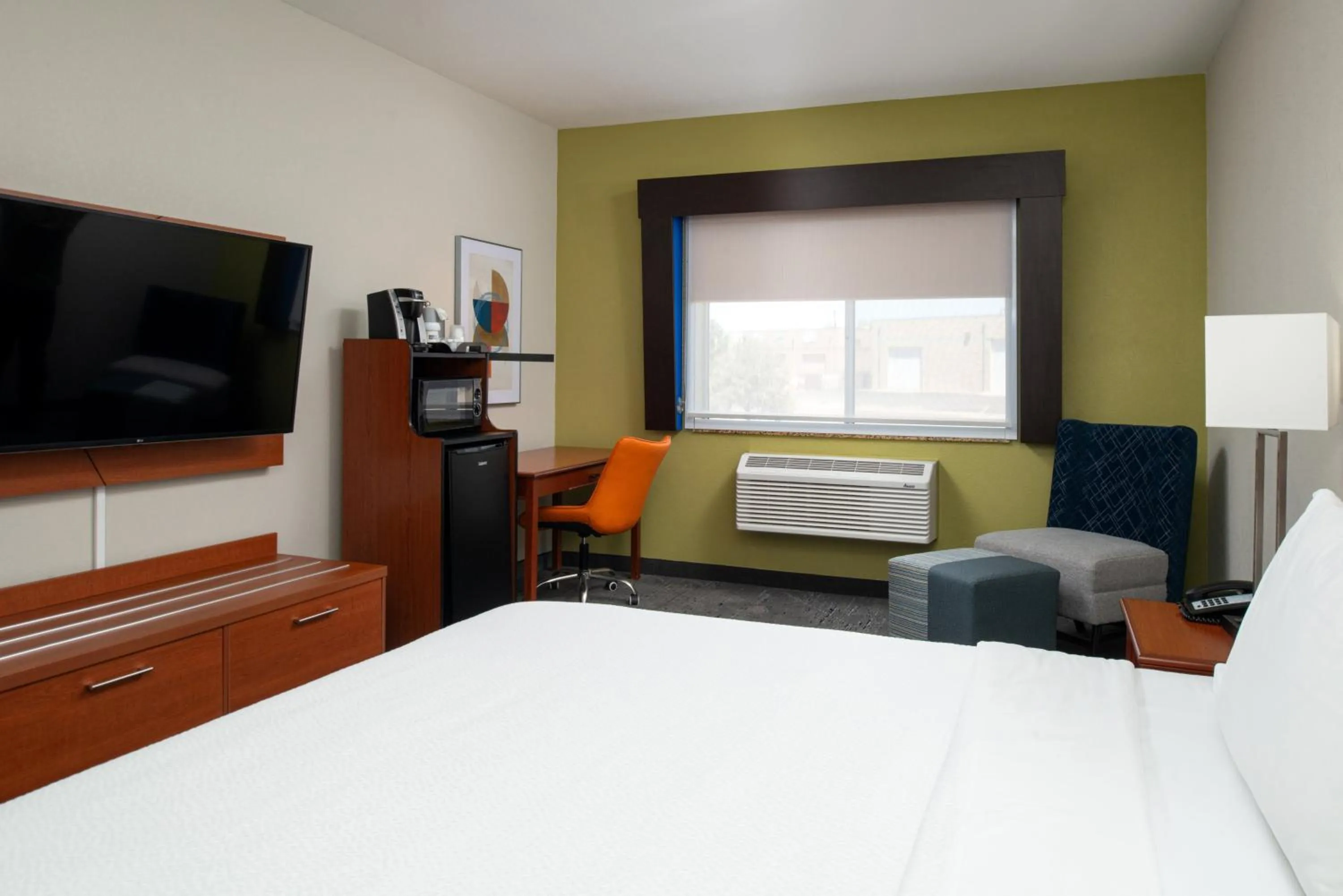 Photo of the whole room, Bed in Holiday Inn Express & Suites Farmington Bloomfield by IHG