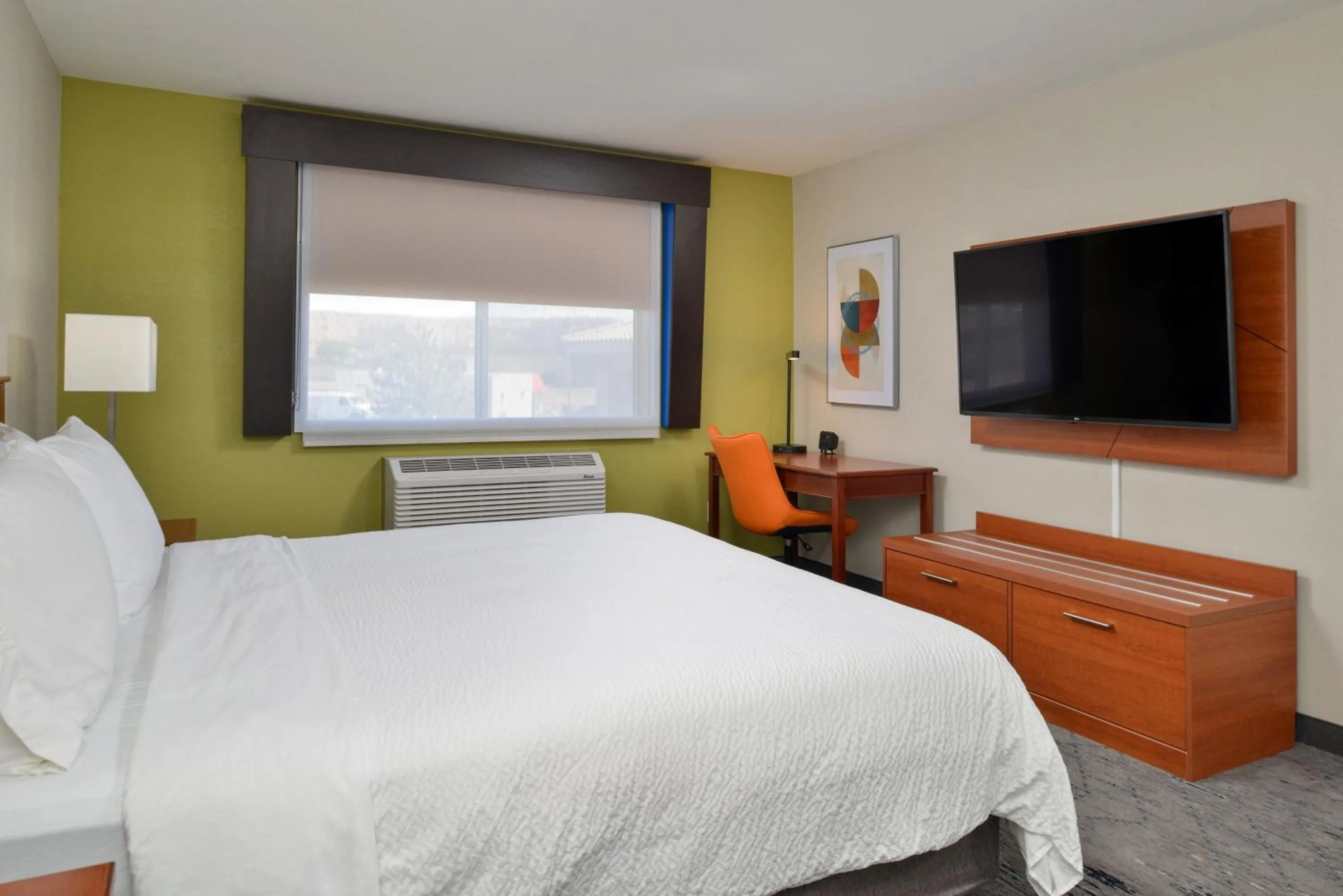 Photo of the whole room, Bed in Holiday Inn Express & Suites Farmington Bloomfield by IHG
