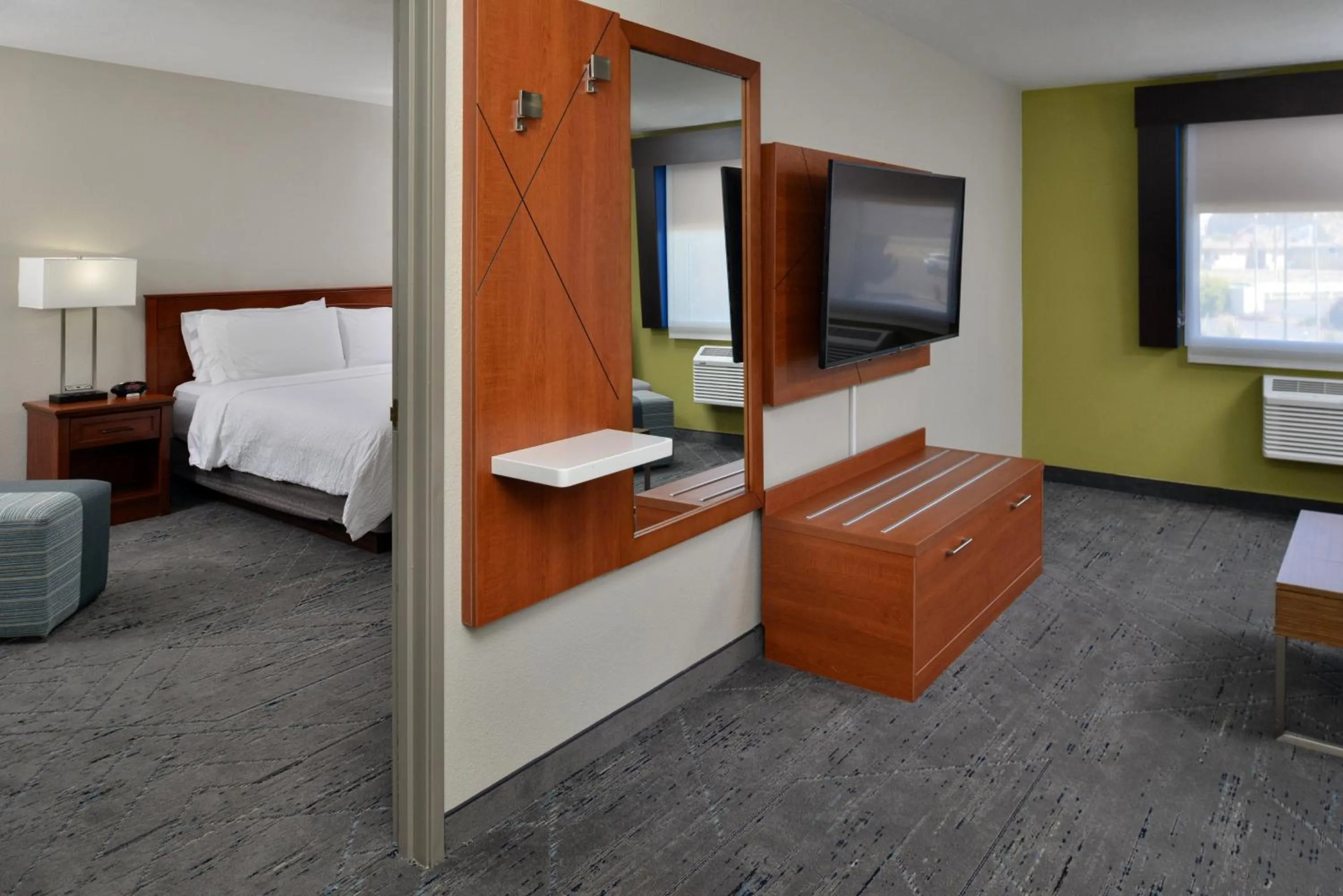 Photo of the whole room, Bed in Holiday Inn Express & Suites Farmington Bloomfield by IHG