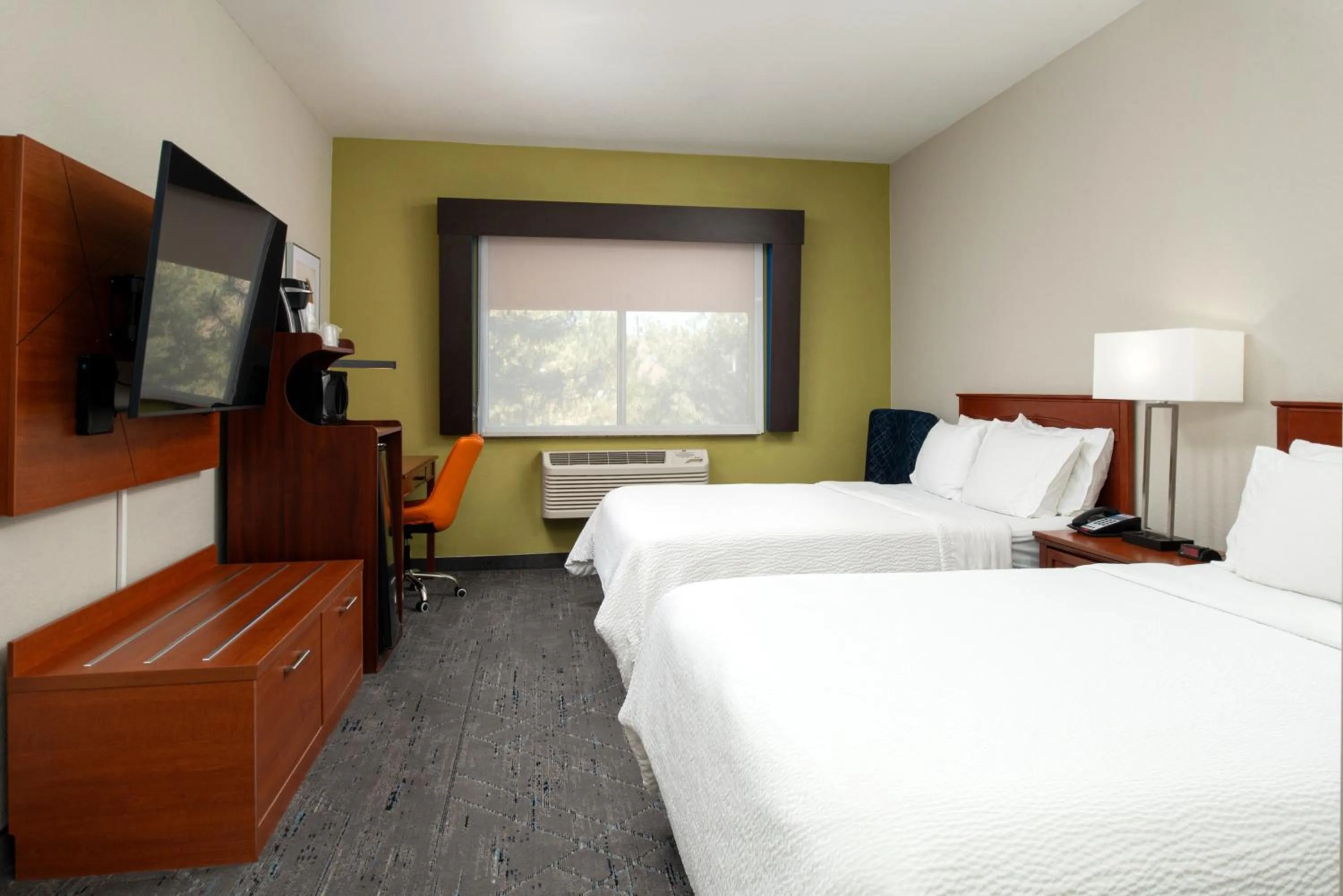 Photo of the whole room, Bed in Holiday Inn Express & Suites Farmington Bloomfield by IHG