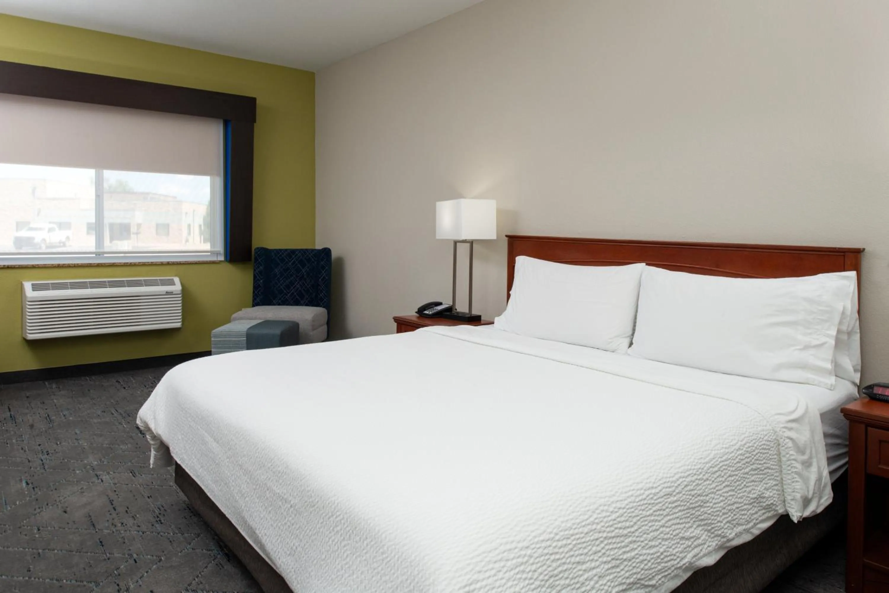 Photo of the whole room, Bed in Holiday Inn Express & Suites Farmington Bloomfield by IHG