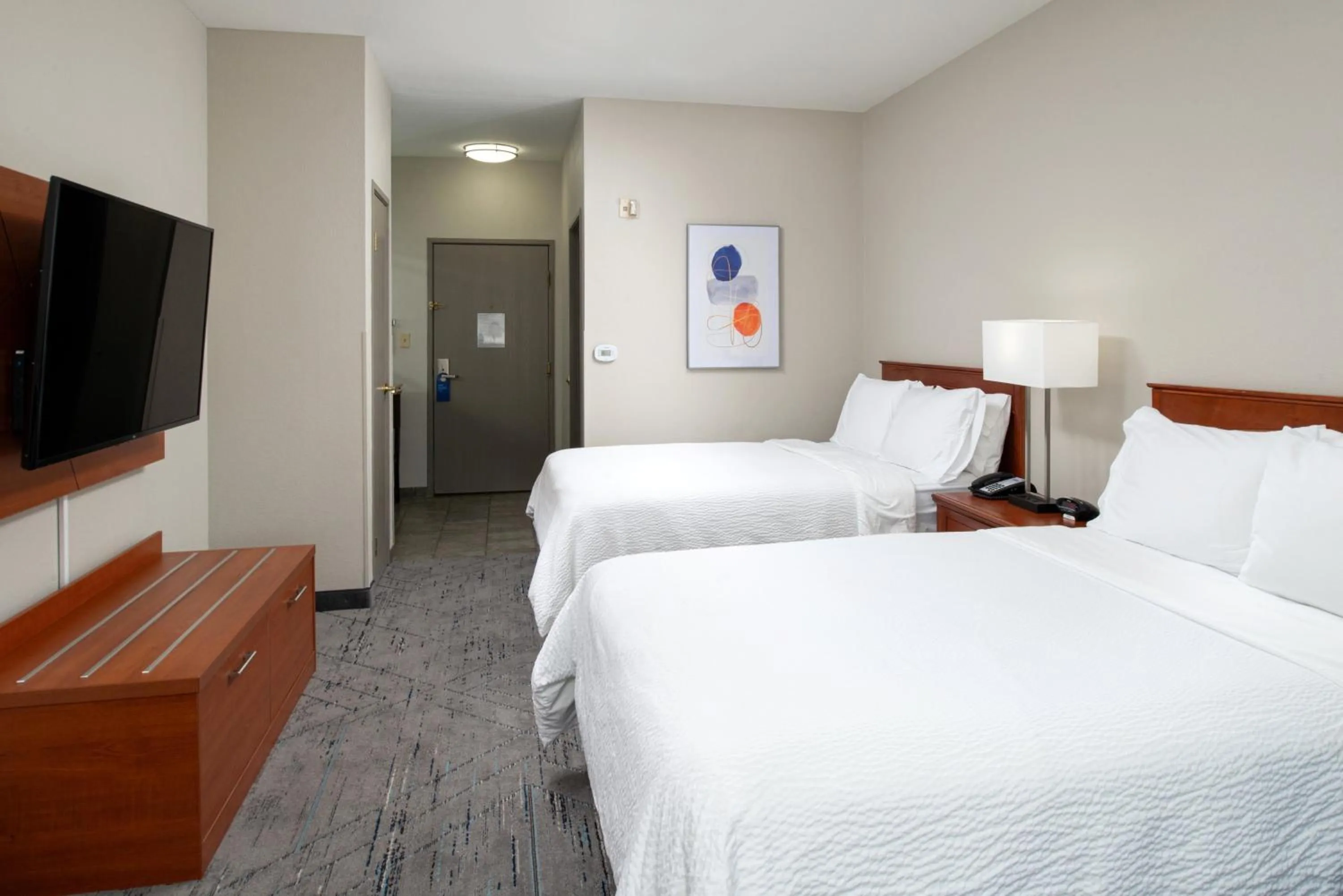 Photo of the whole room, Bed in Holiday Inn Express & Suites Farmington Bloomfield by IHG
