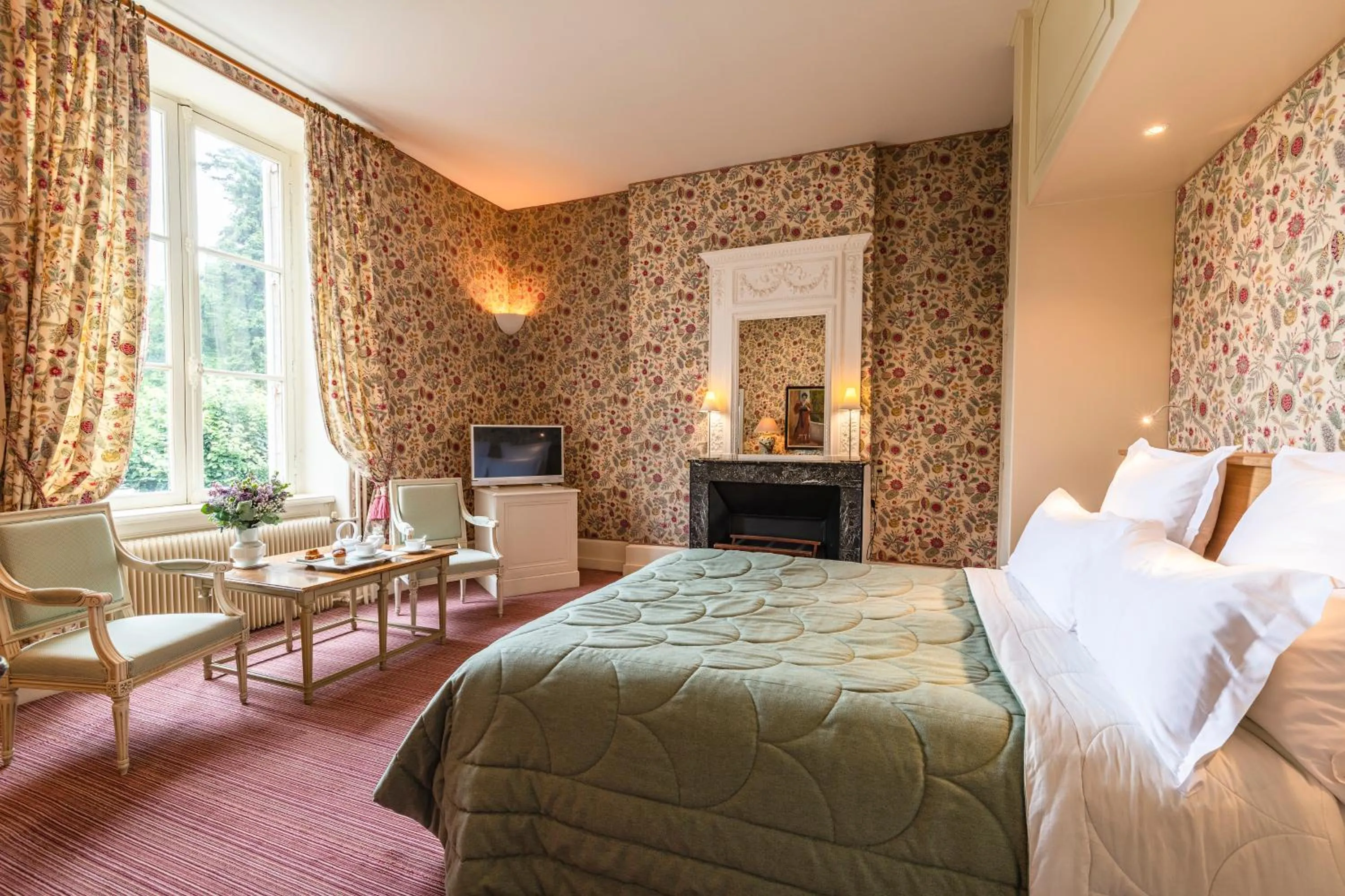 Bedroom, Bed in La Chapelle Saint Martin