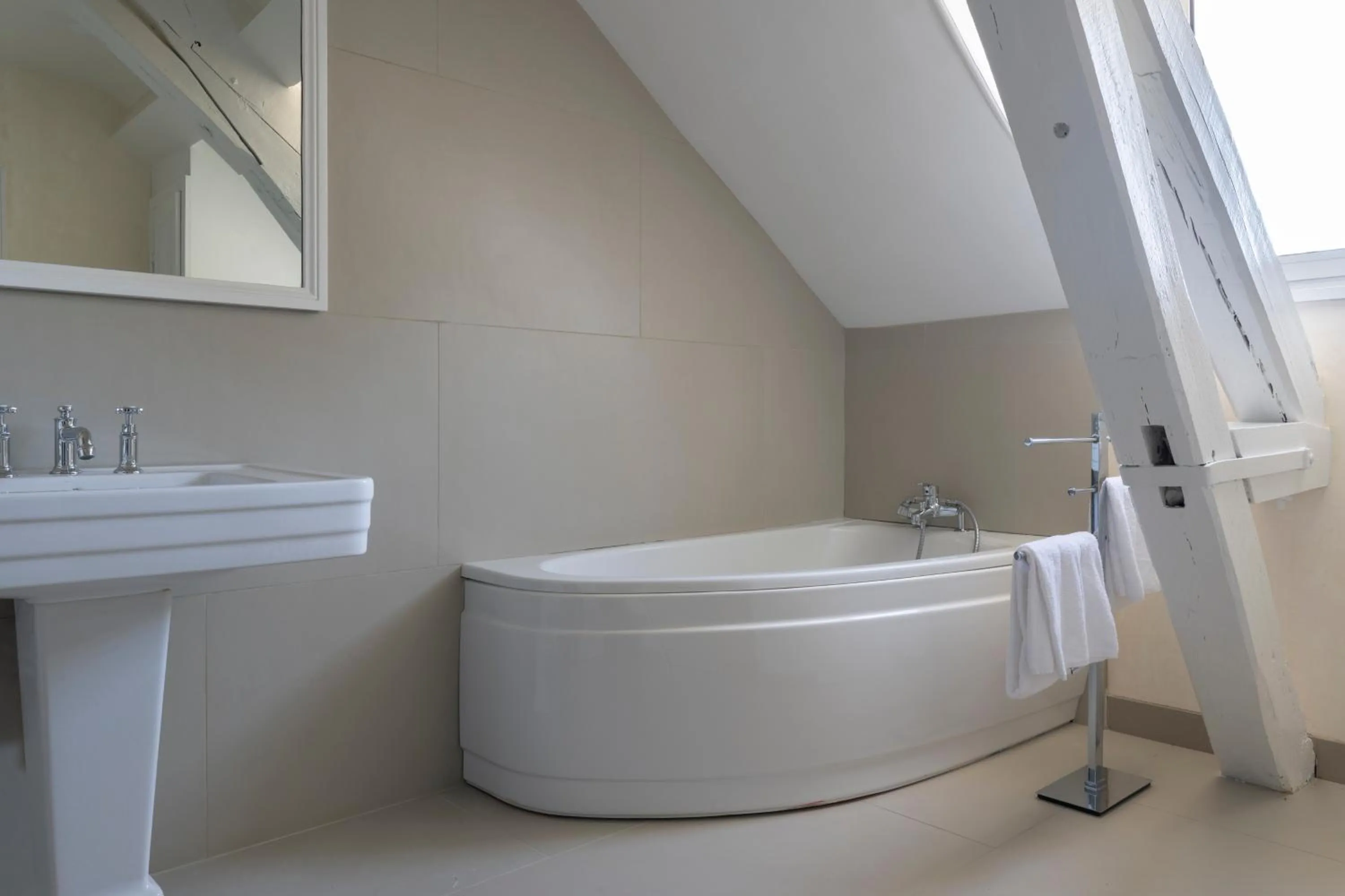 Property building in La Chapelle Saint Martin