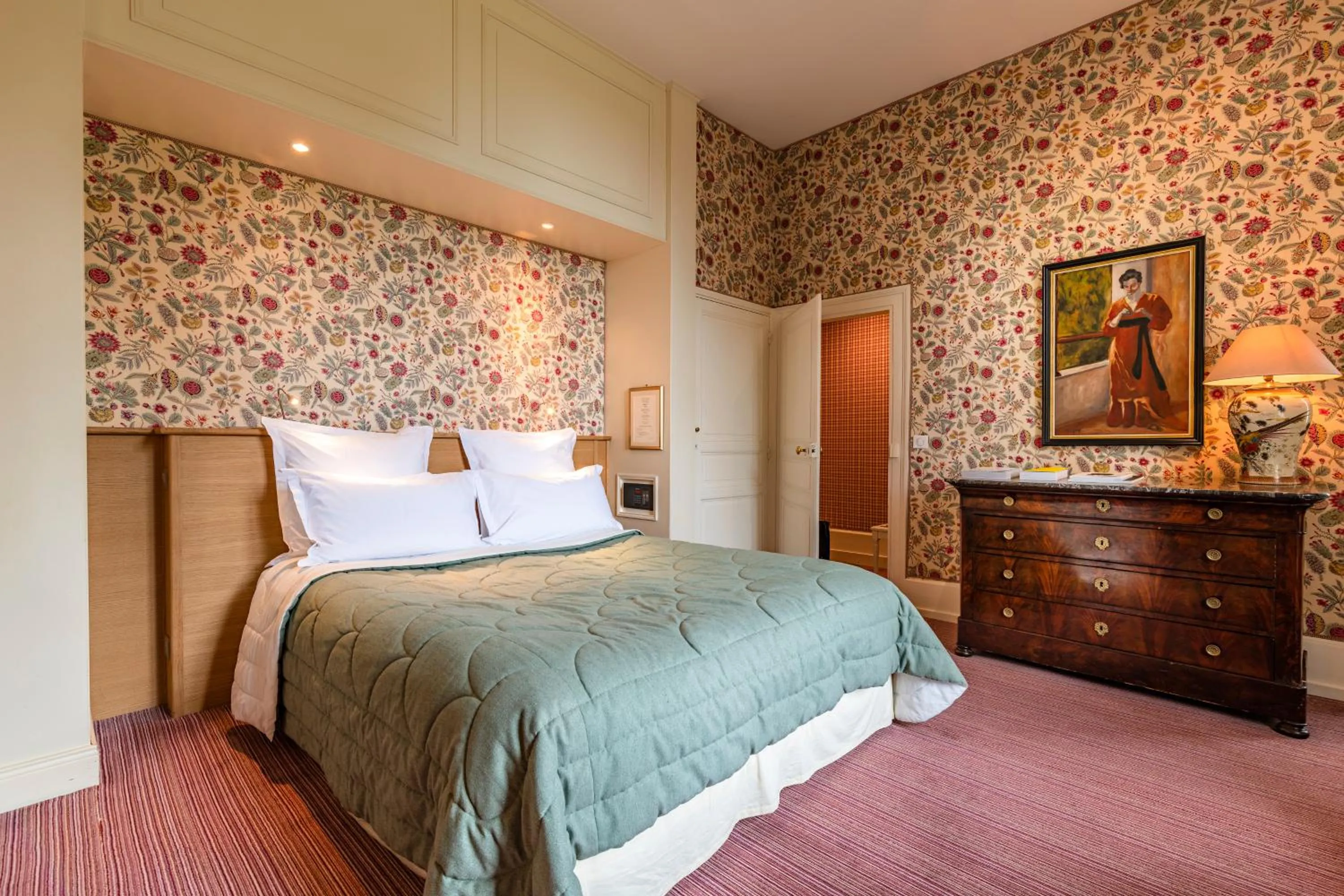 Bedroom, Bed in La Chapelle Saint Martin