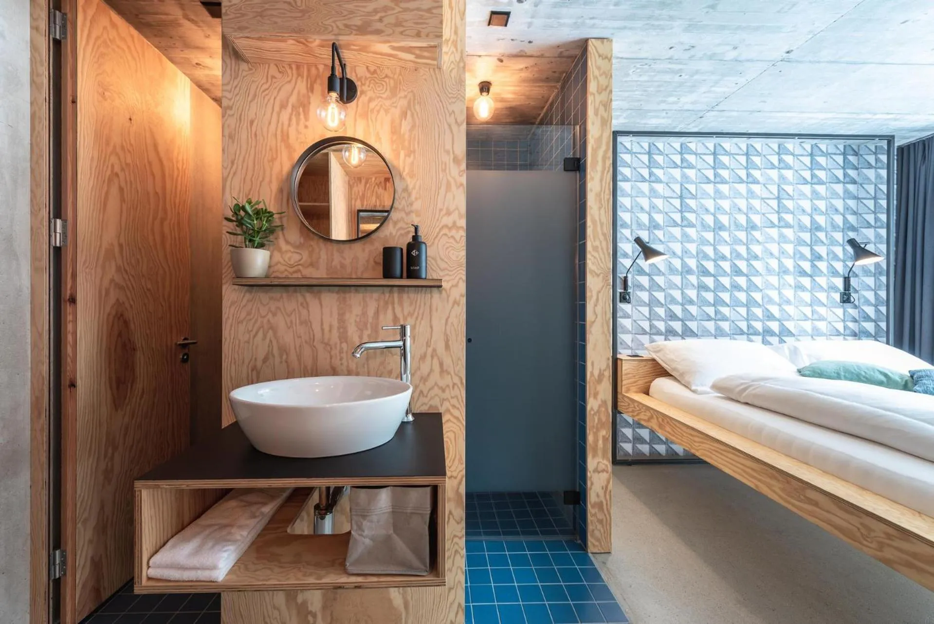 Bathroom, Bed in Riders Hotel