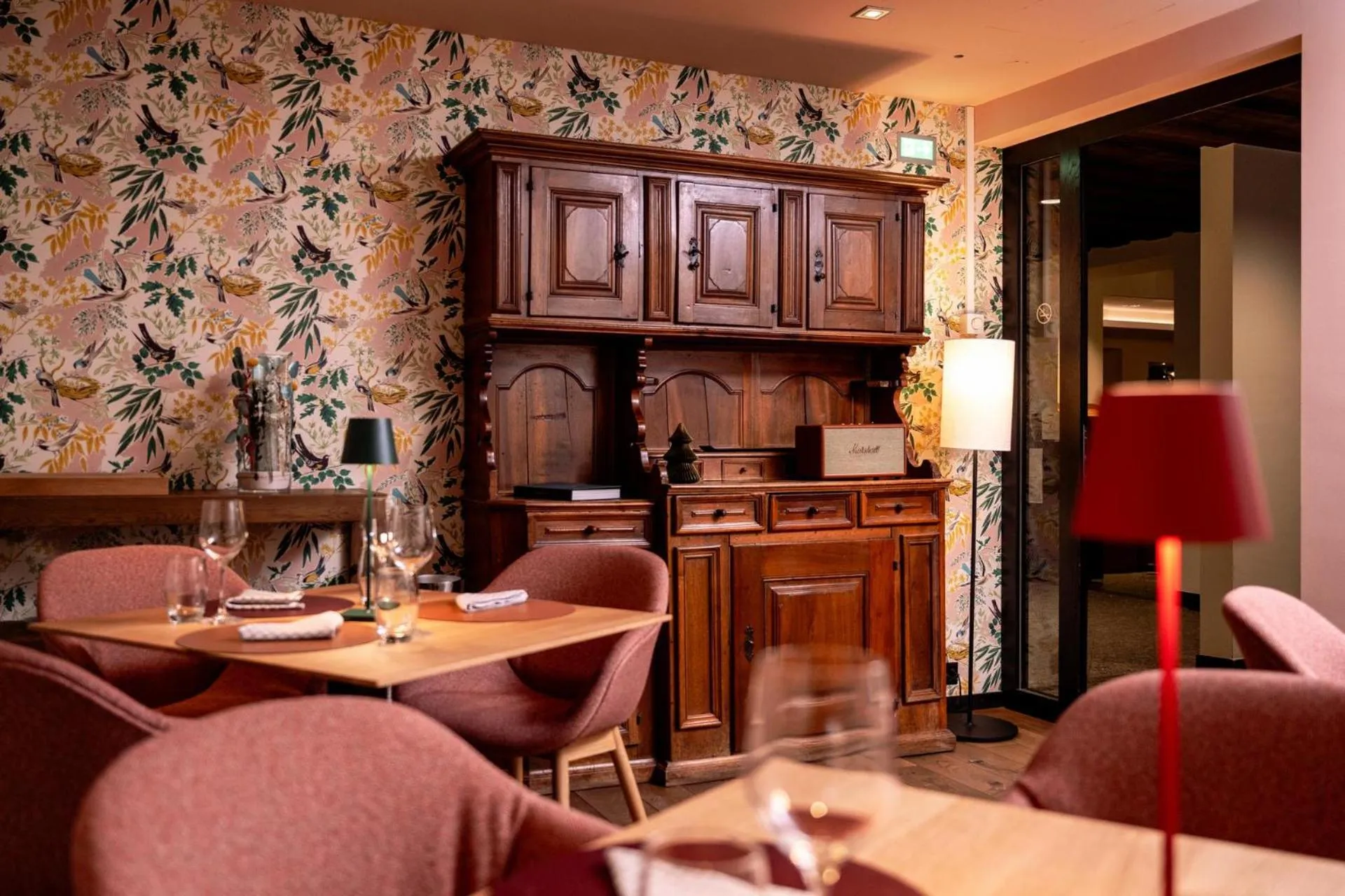 Restaurant/places to eat in signinahotel