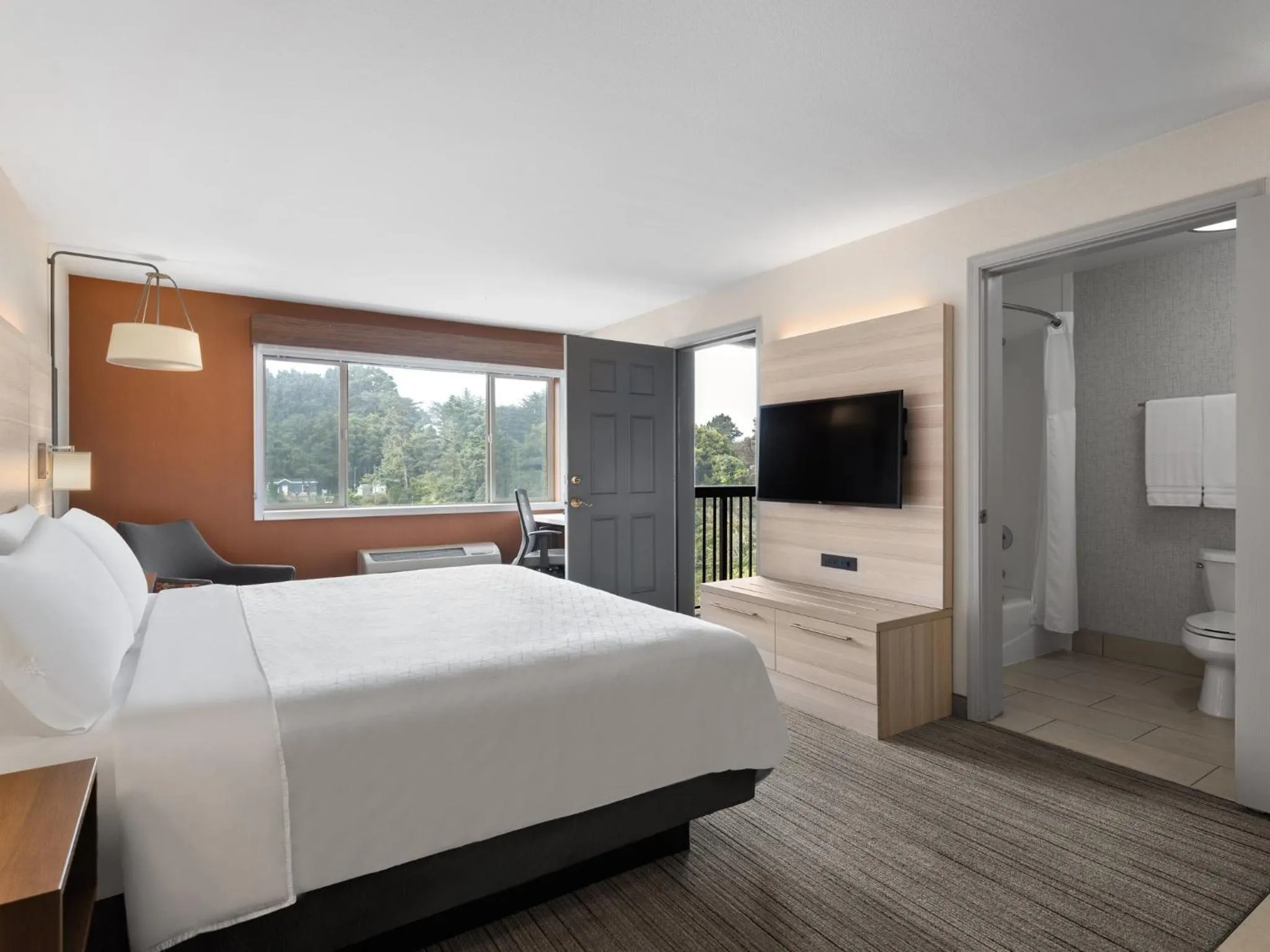 Photo of the whole room, Bed in Holiday Inn Express Fort Bragg by IHG