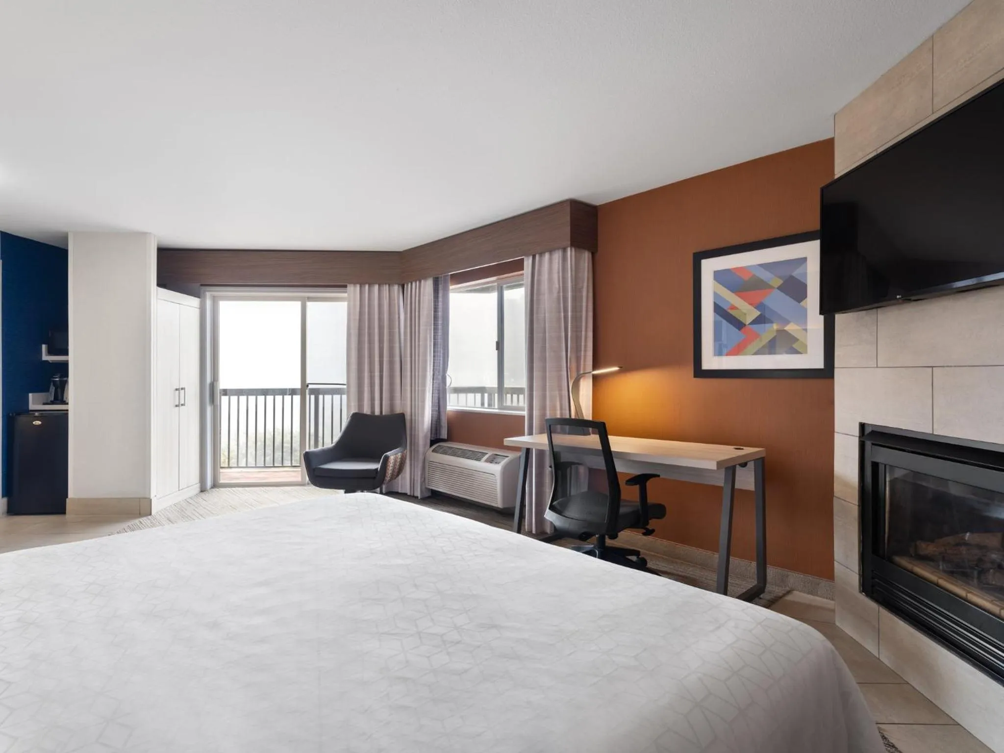 Photo of the whole room, Bed in Holiday Inn Express Fort Bragg by IHG