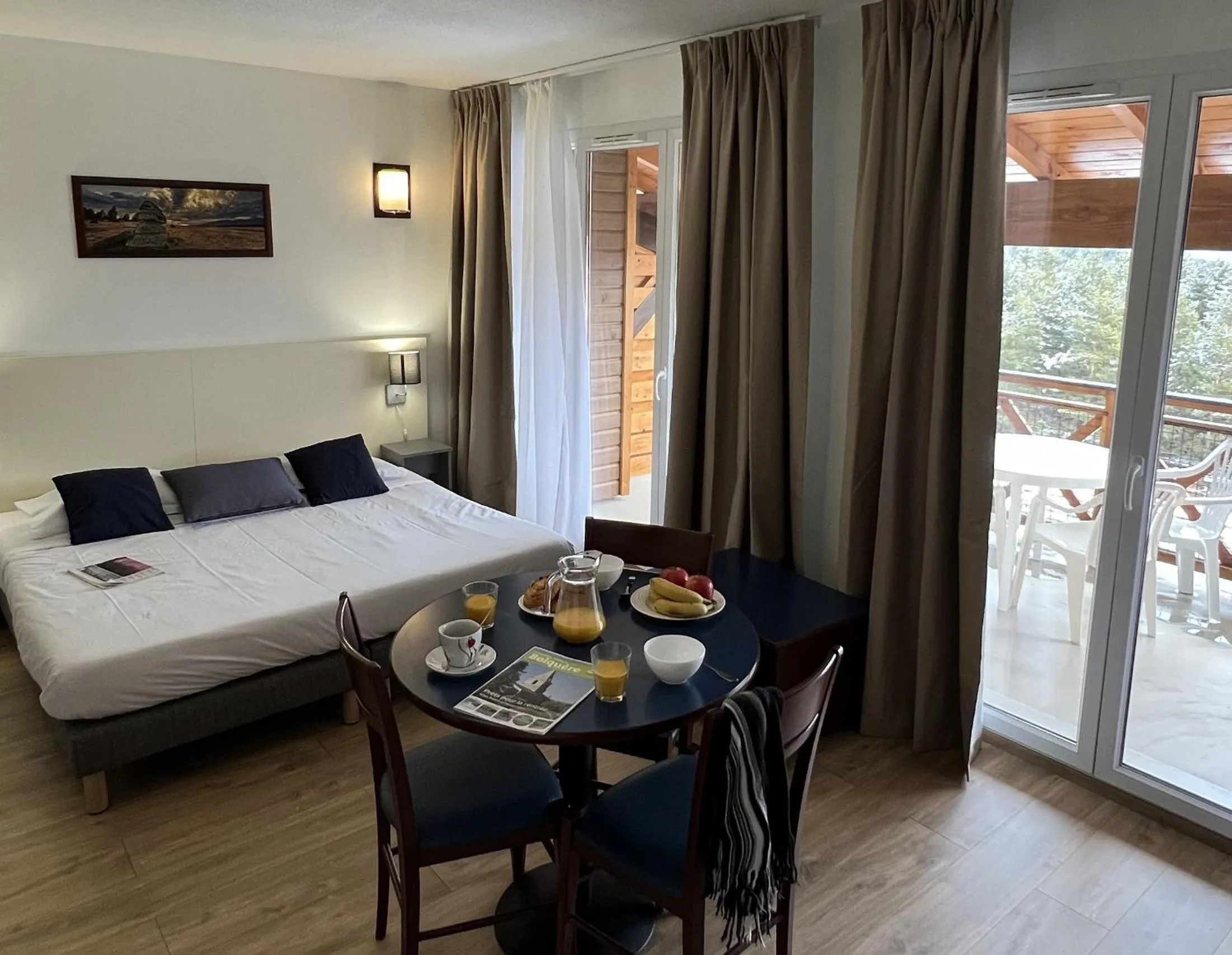 Seating area, Bed in Vacancéole - Appart'Vacances Pyrénées 2000