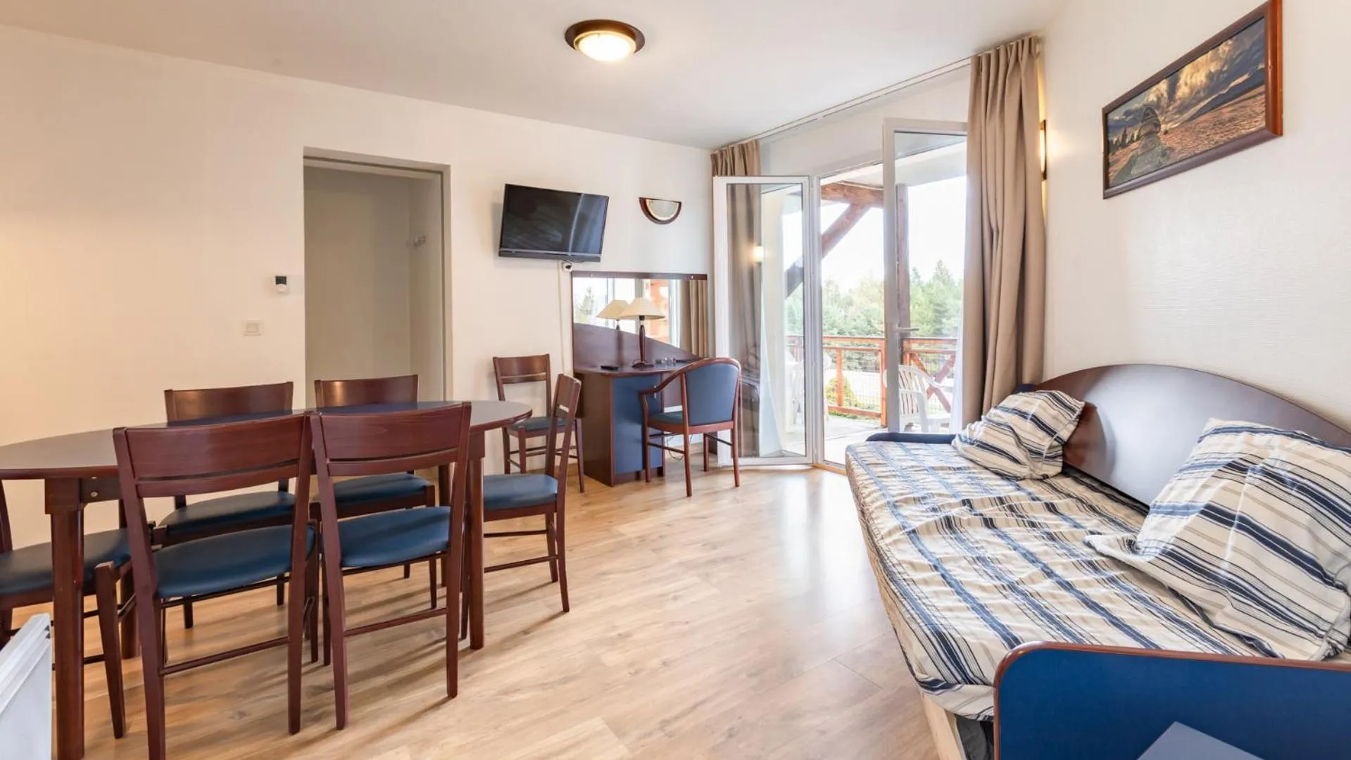 Living room, Bed in Vacancéole - Appart'Vacances Pyrénées 2000