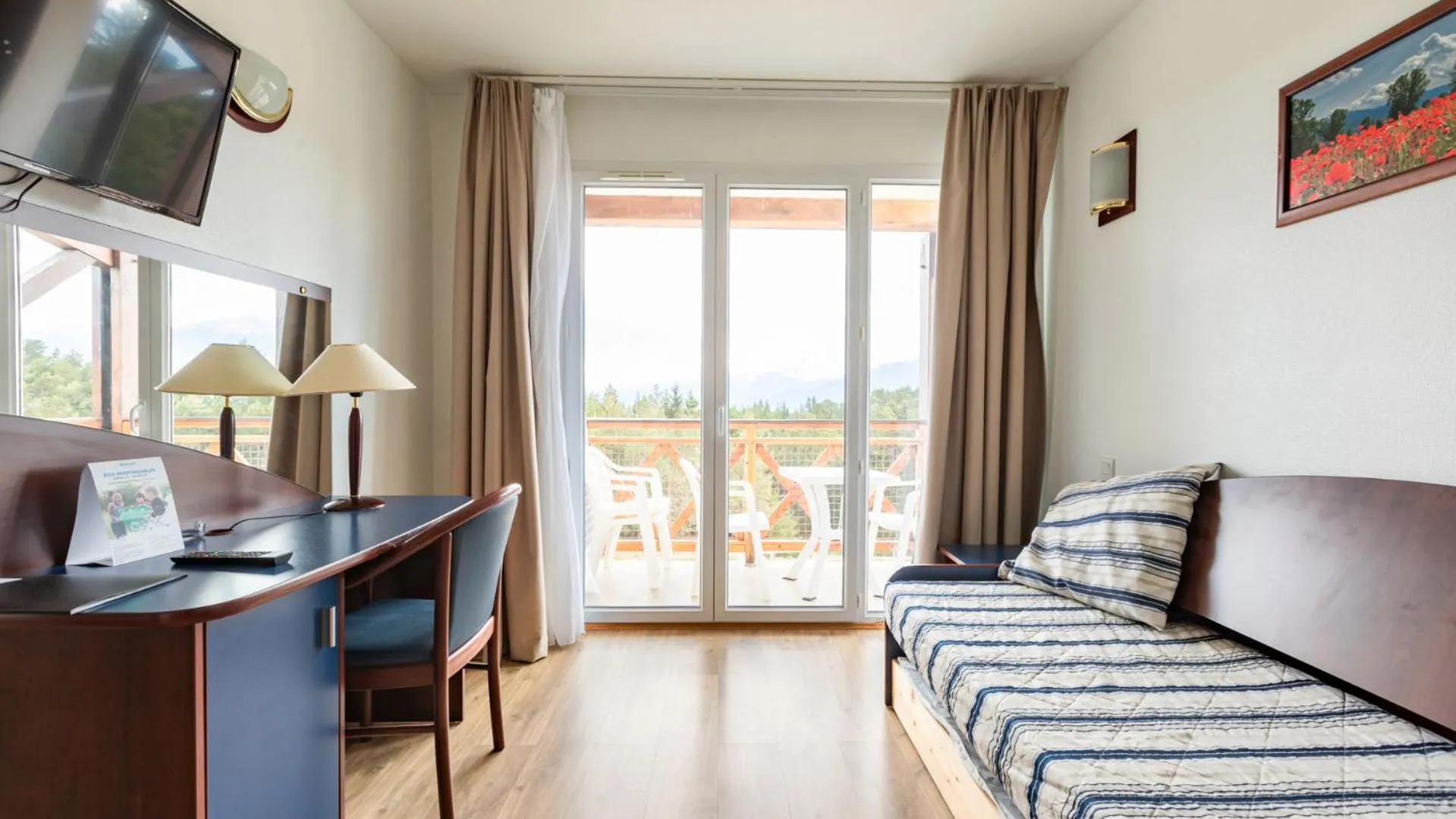 Living room, Bed in Vacancéole - Appart'Vacances Pyrénées 2000