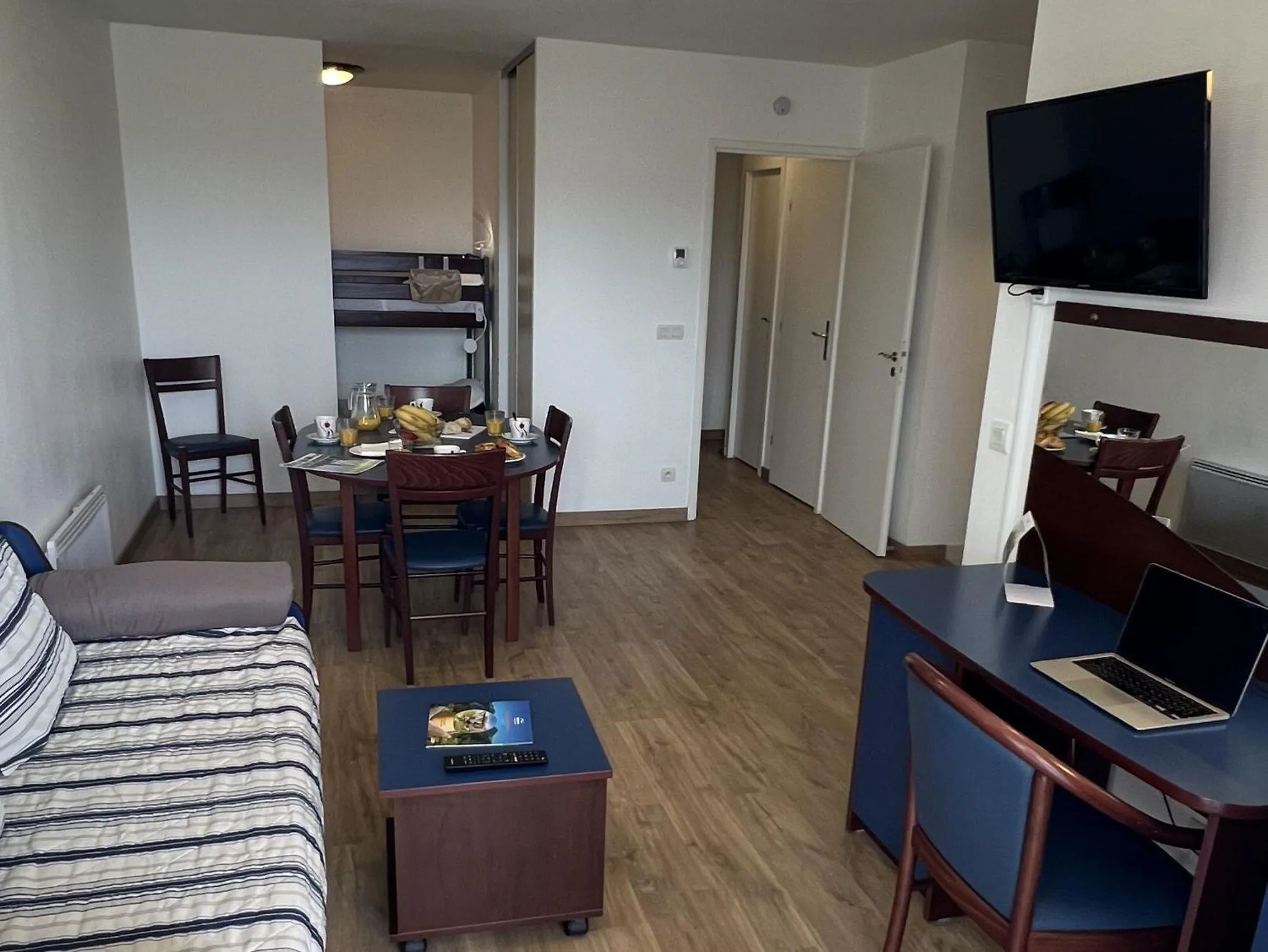 Seating area, Bed in Vacancéole - Appart'Vacances Pyrénées 2000