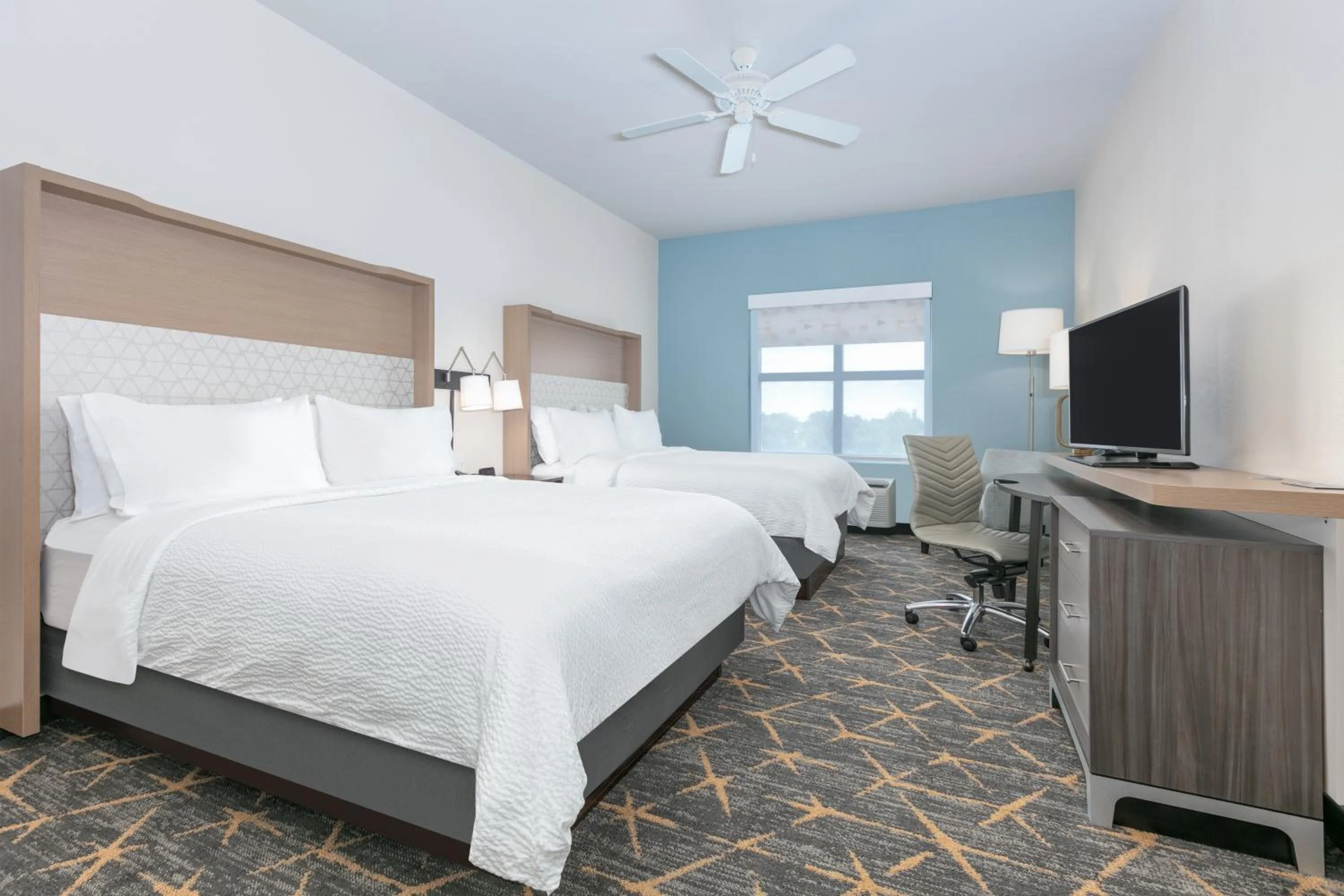 Photo of the whole room, Bed in Holiday Inn Houma by IHG