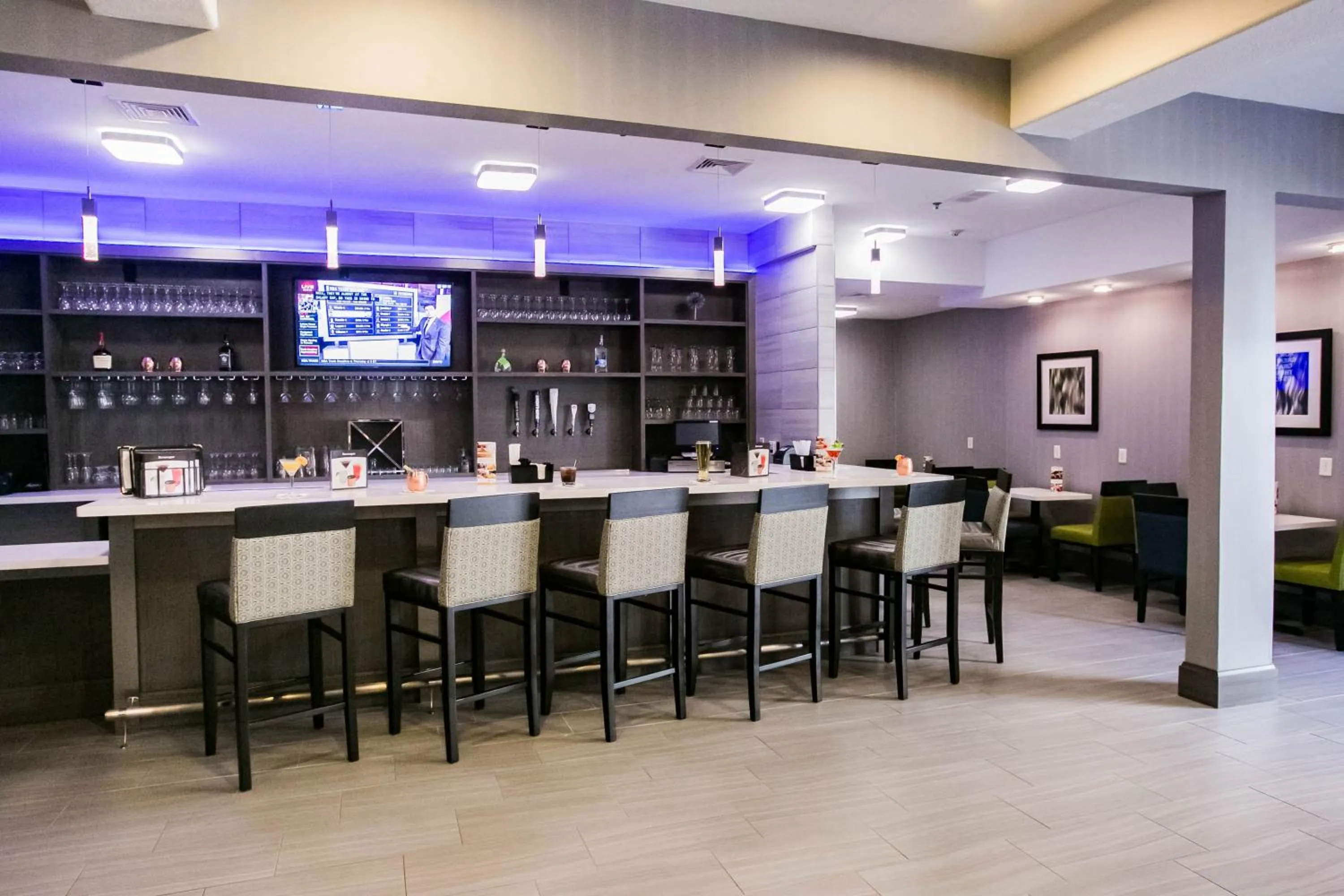 Lounge or bar in Holiday Inn Longview - North by IHG