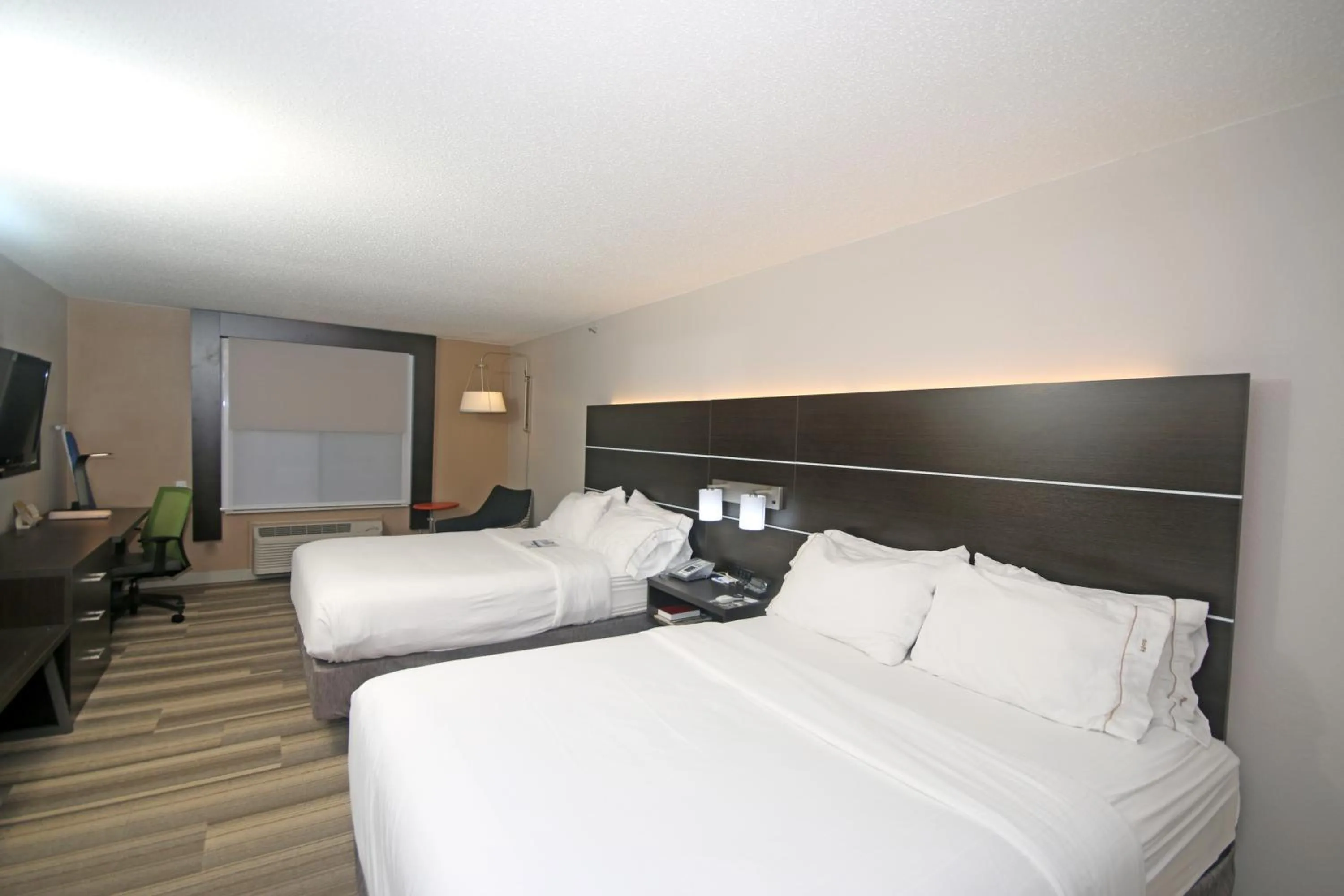 Bed in Holiday Inn Express Hillsville by IHG