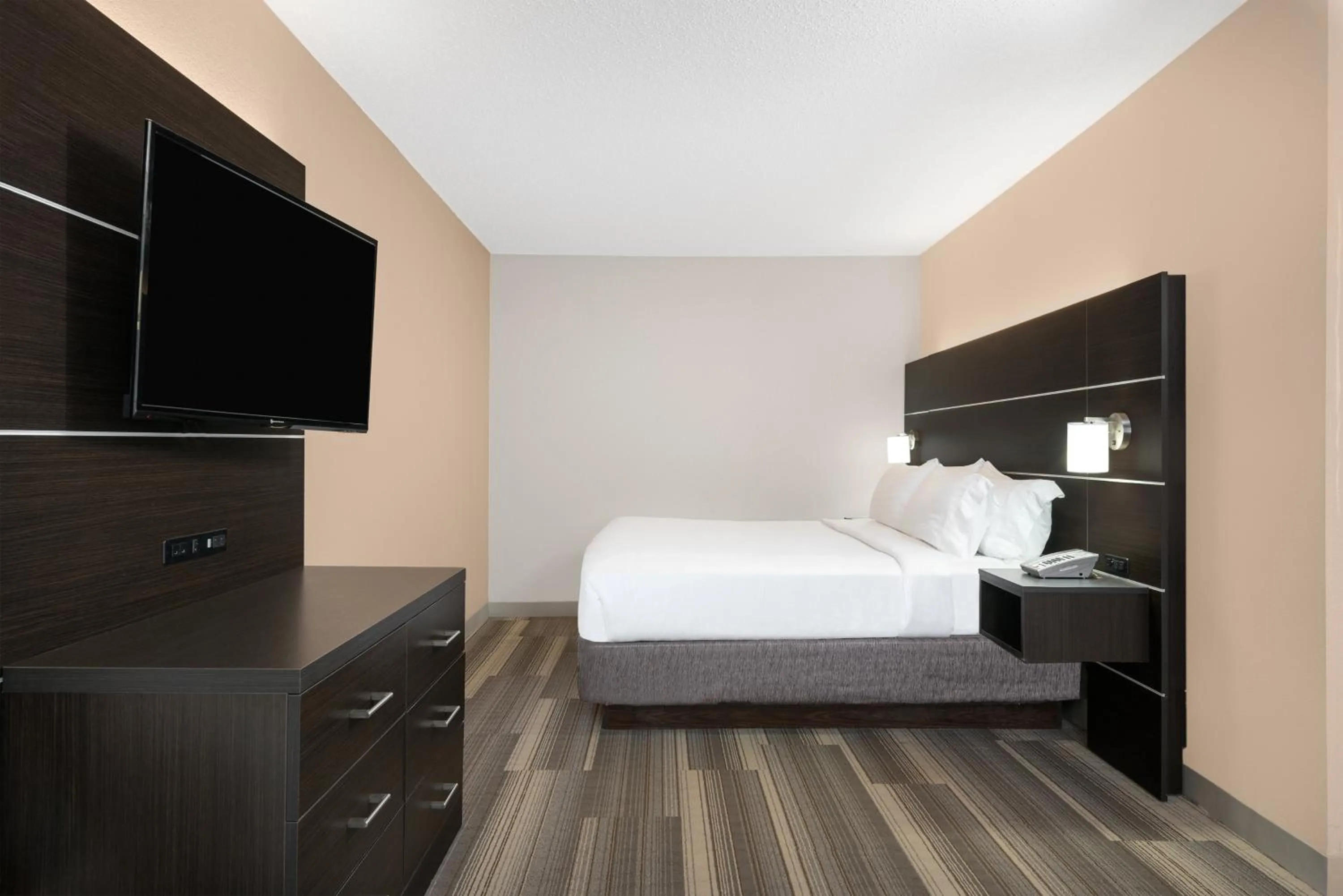 Photo of the whole room, Bed in Holiday Inn Express Hillsville by IHG