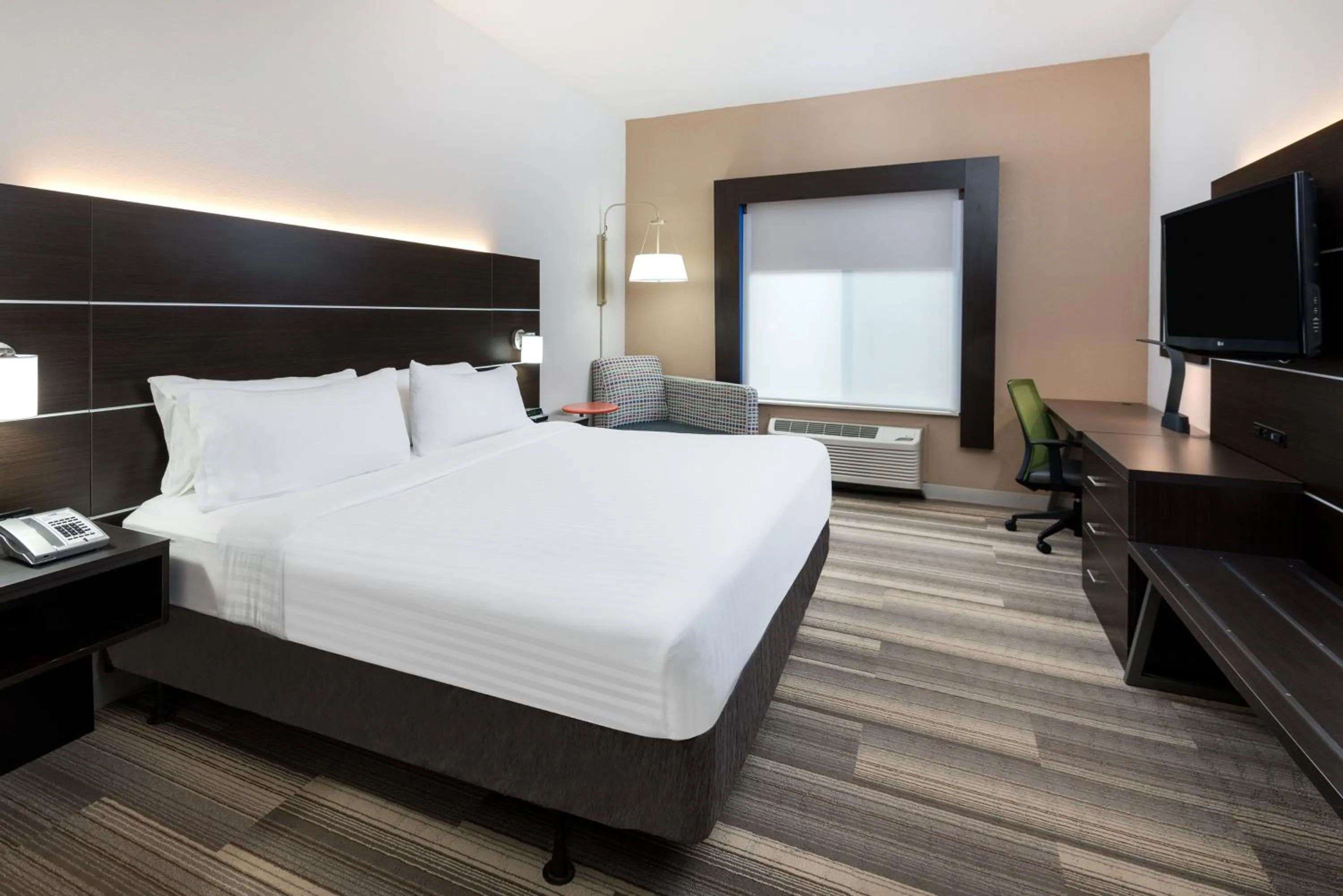 Photo of the whole room, Bed in Holiday Inn Express Hillsville by IHG