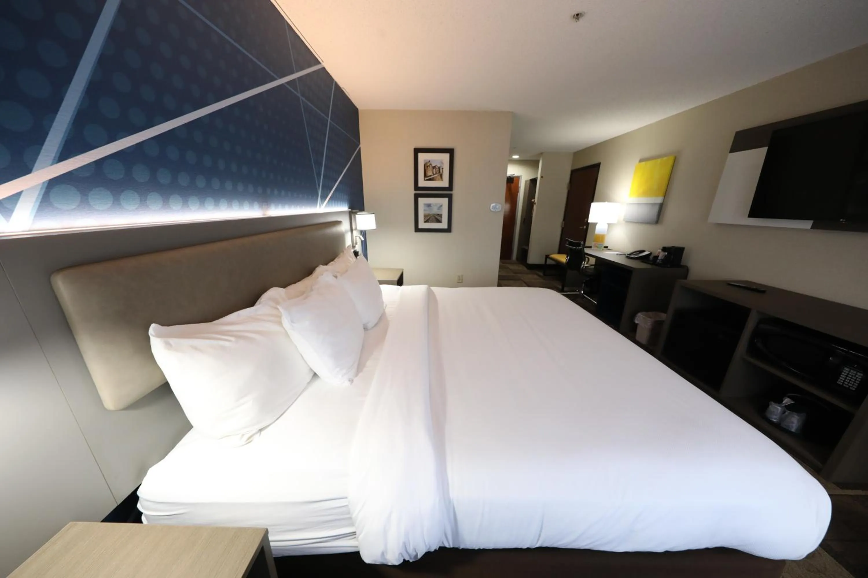 Bed in Comfort Inn & Suites Hutchinson