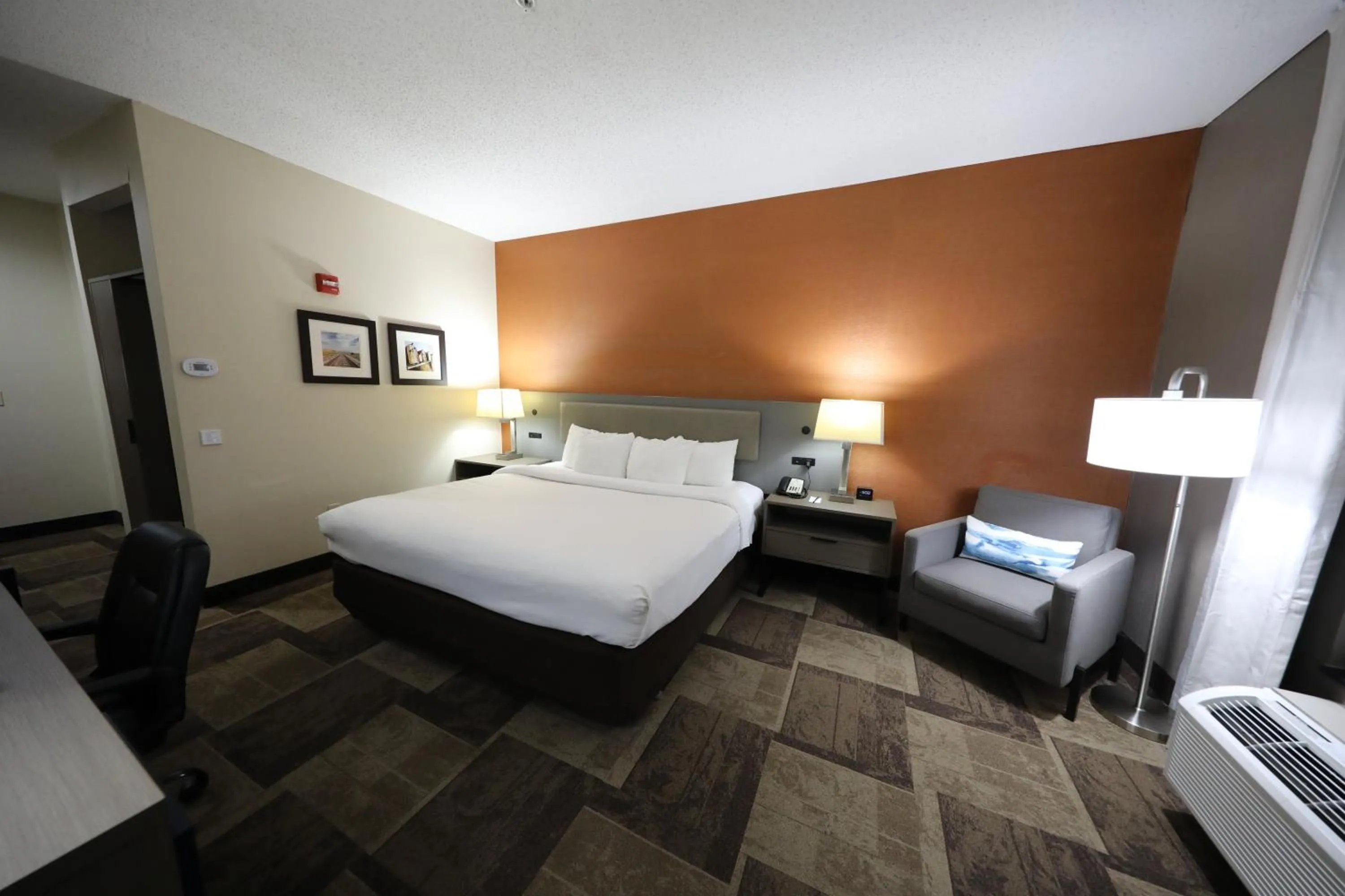 Bed in Comfort Inn & Suites Hutchinson