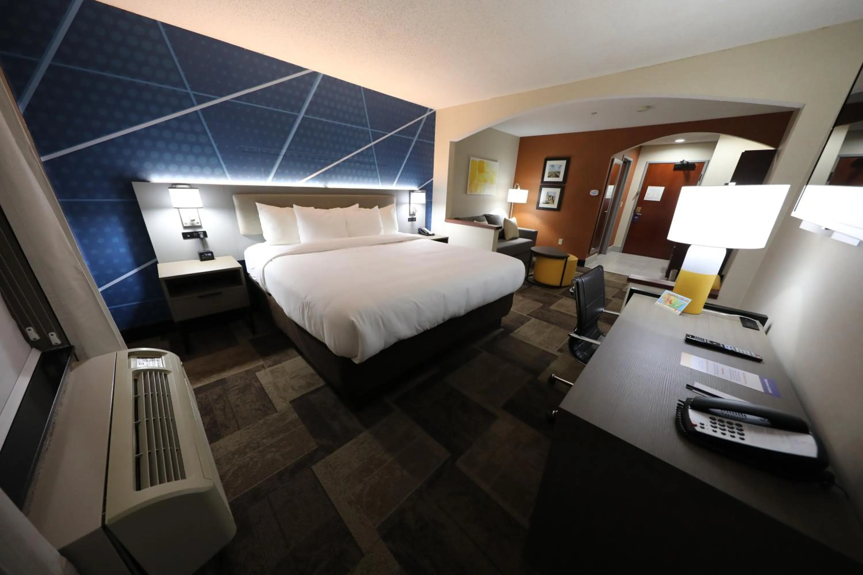 Bed in Comfort Inn & Suites Hutchinson