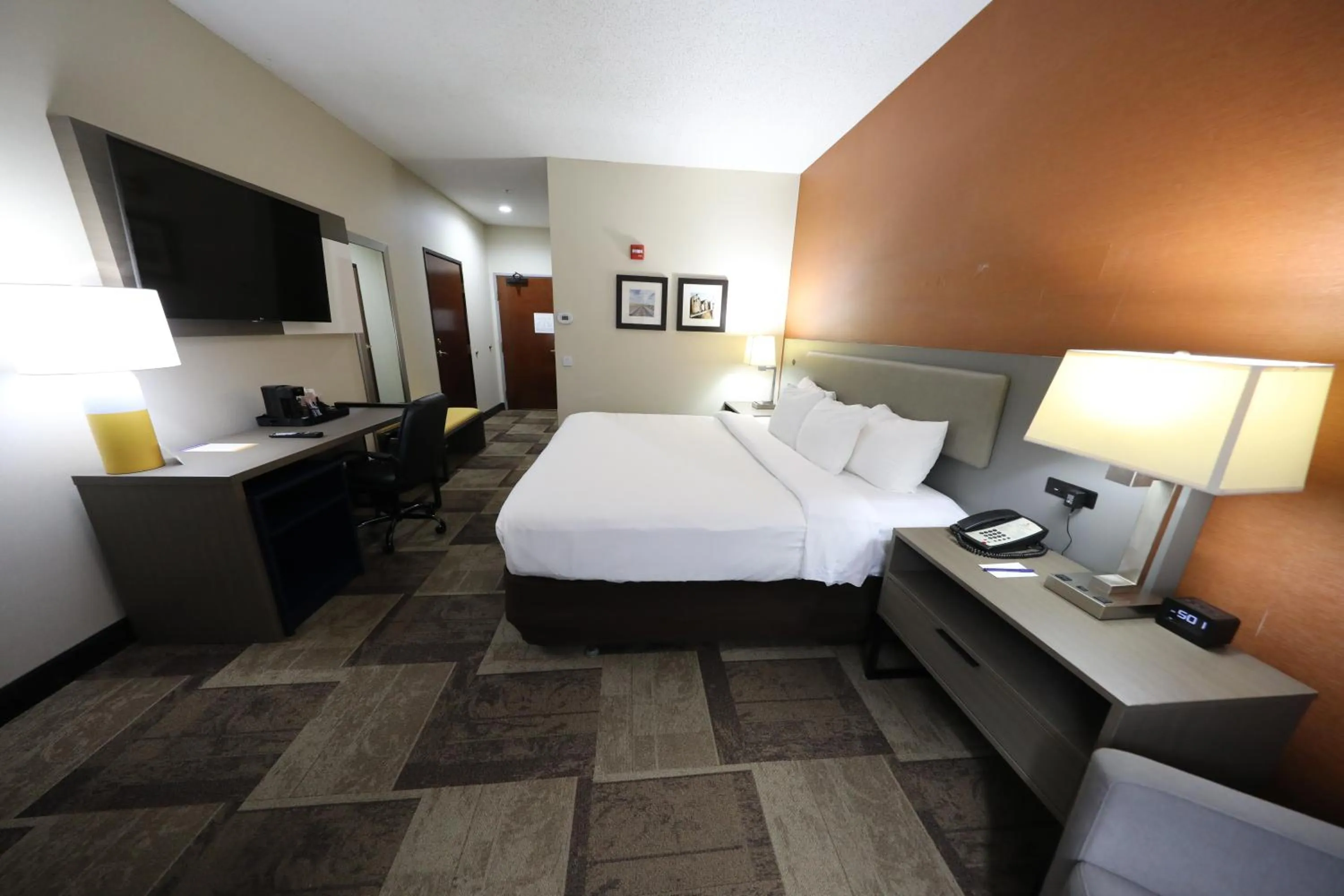 Bed in Comfort Inn & Suites Hutchinson