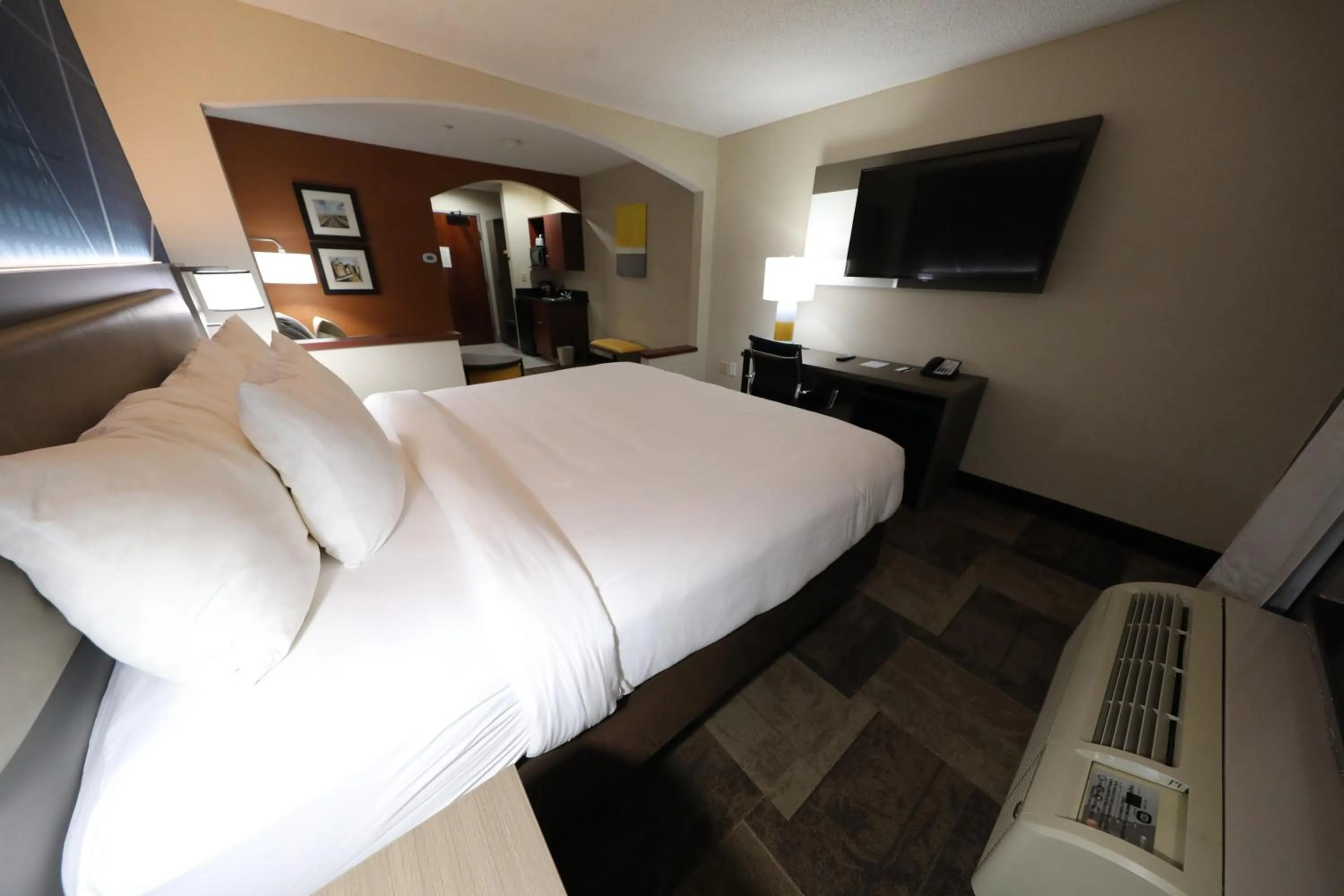 Bed in Comfort Inn & Suites Hutchinson