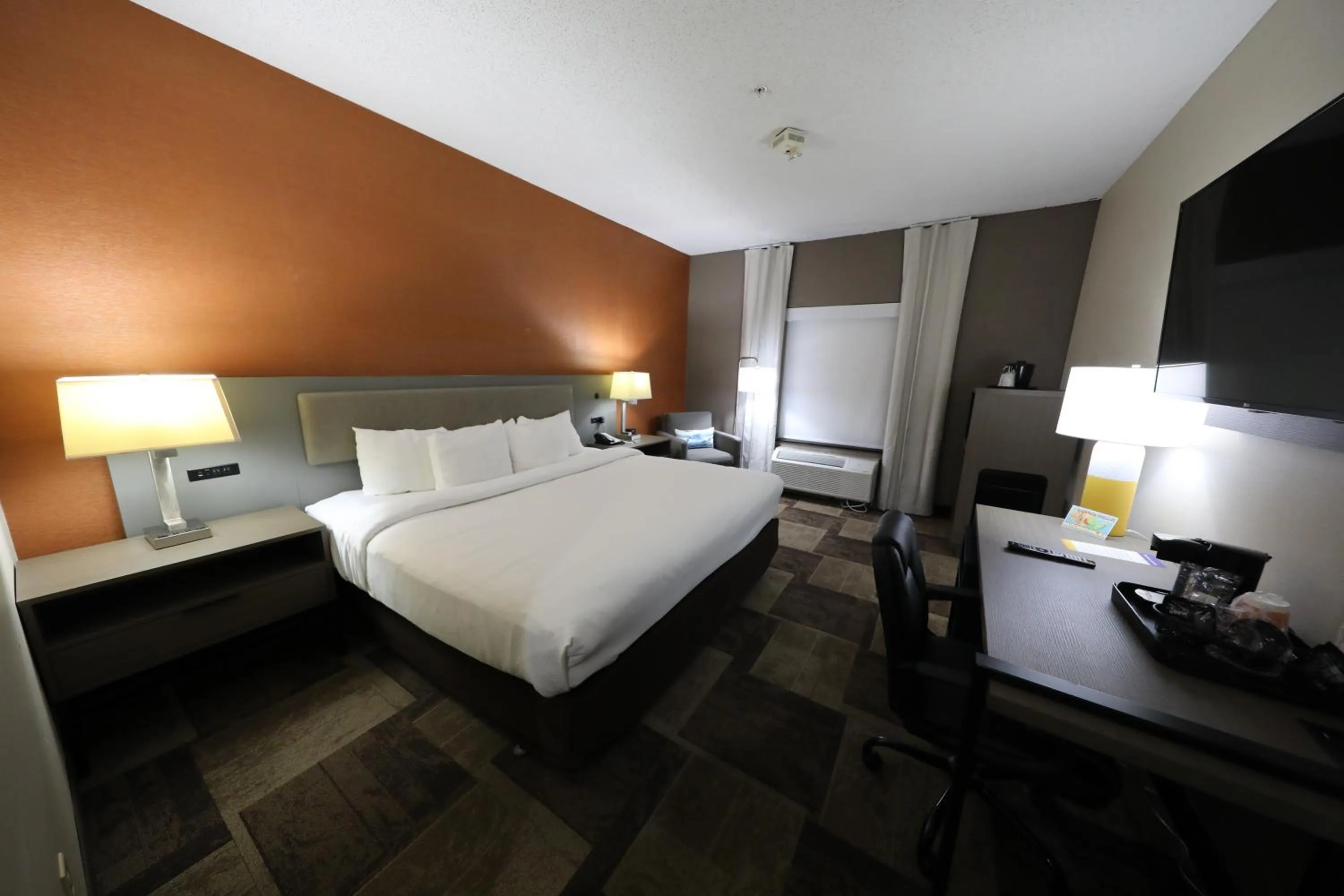 Bed in Comfort Inn & Suites Hutchinson