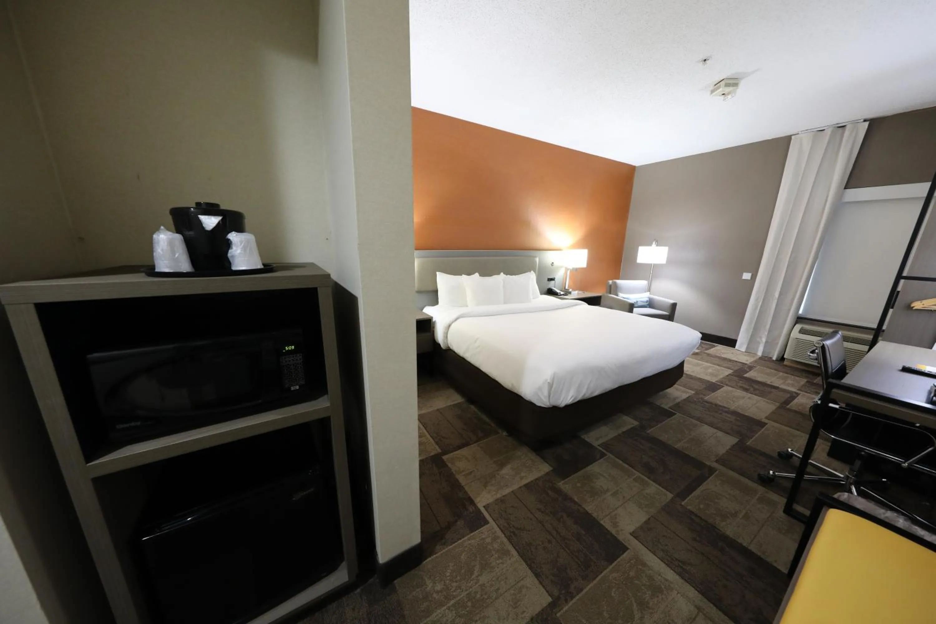 Bed in Comfort Inn & Suites Hutchinson