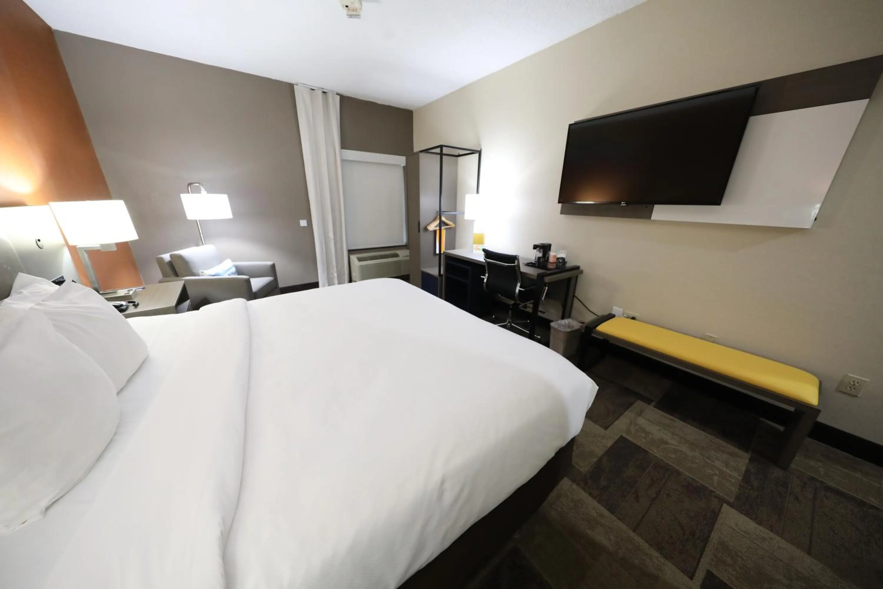 Bed in Comfort Inn & Suites Hutchinson