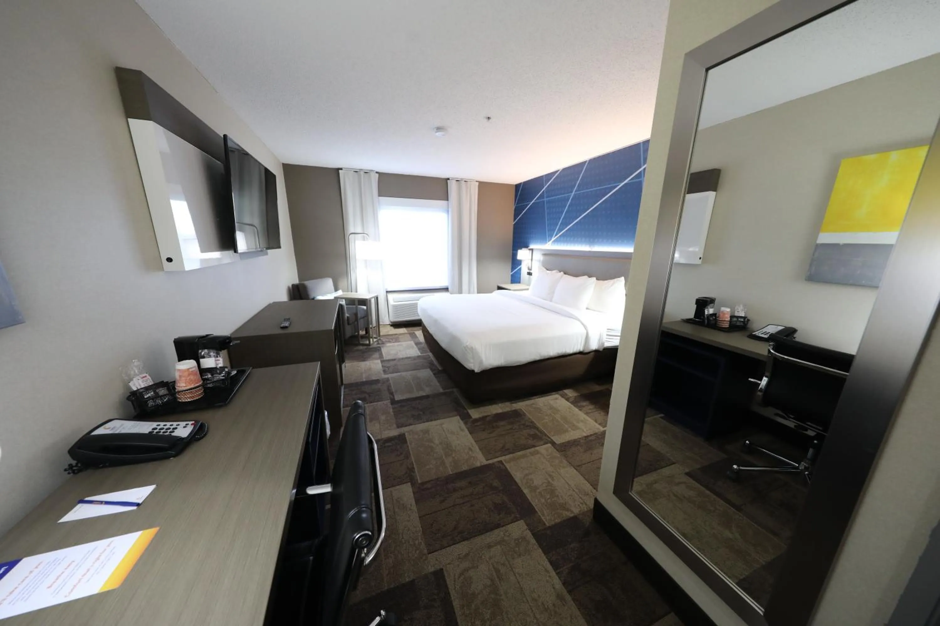 Bed in Comfort Inn & Suites Hutchinson