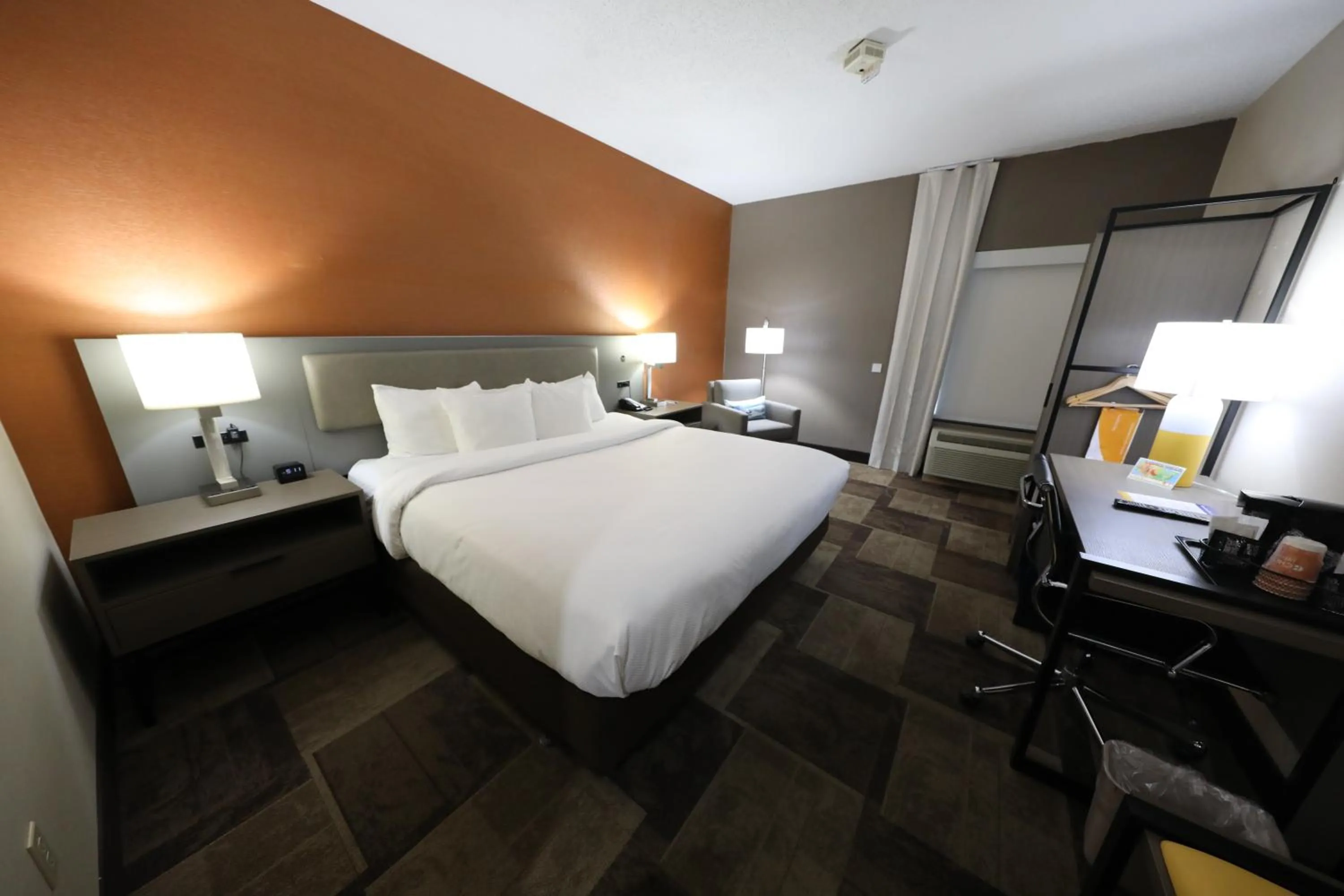 Bed in Comfort Inn & Suites Hutchinson